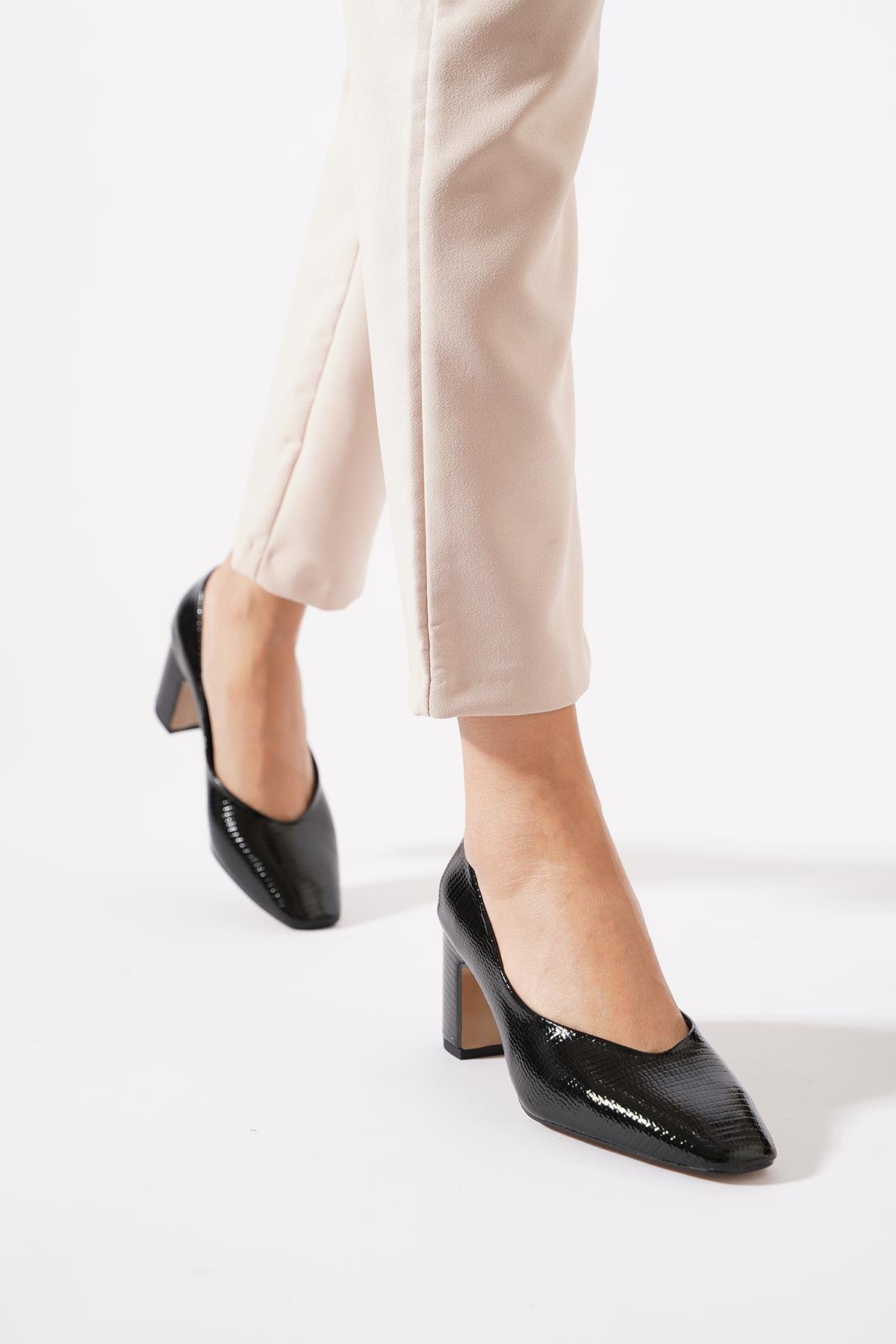 Deslan Kroka Baskılı Kadın Topuklu Ayakkabı Siyah Yılan