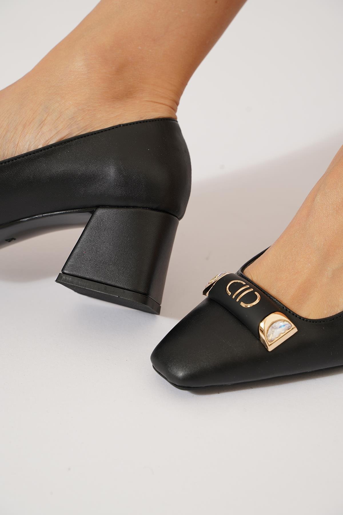 Kelap Küt Burun Taşlı Kadın Topuklu Ayakkabı Siyah Cilt