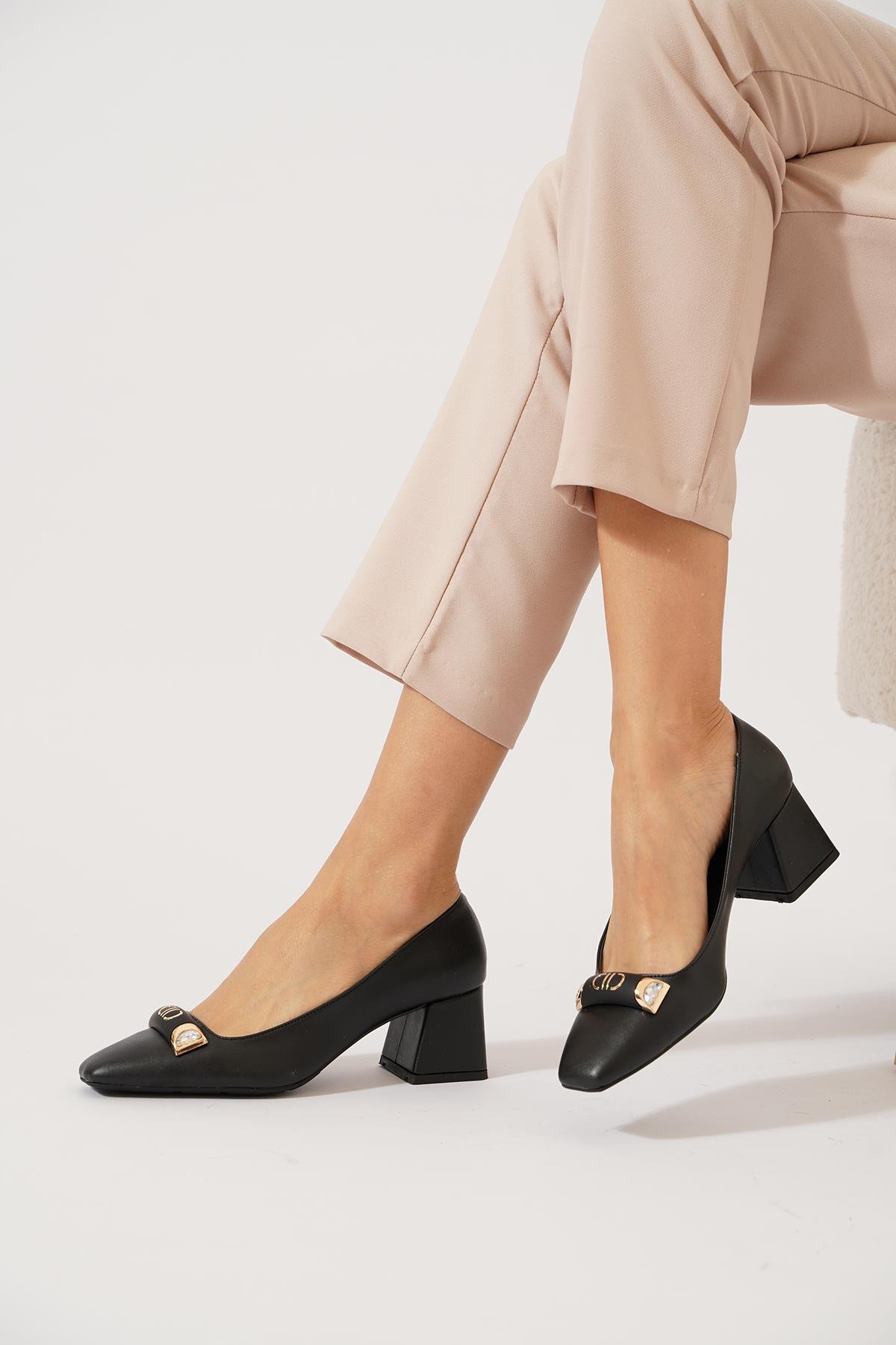 Kelap Küt Burun Taşlı Kadın Topuklu Ayakkabı Siyah Cilt