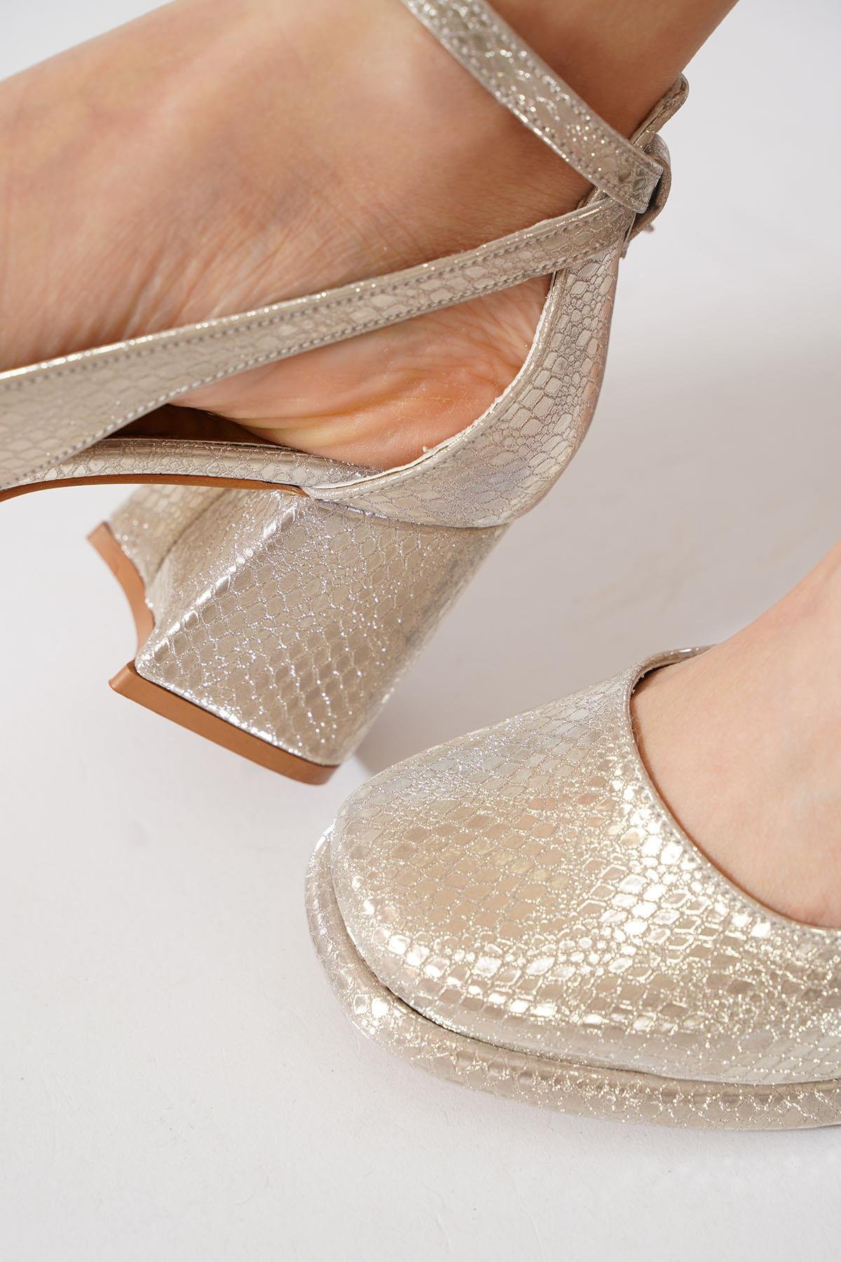 Kendas Yan Açık Platformlu Kadın Topuklu Ayakkabı Altın Petek