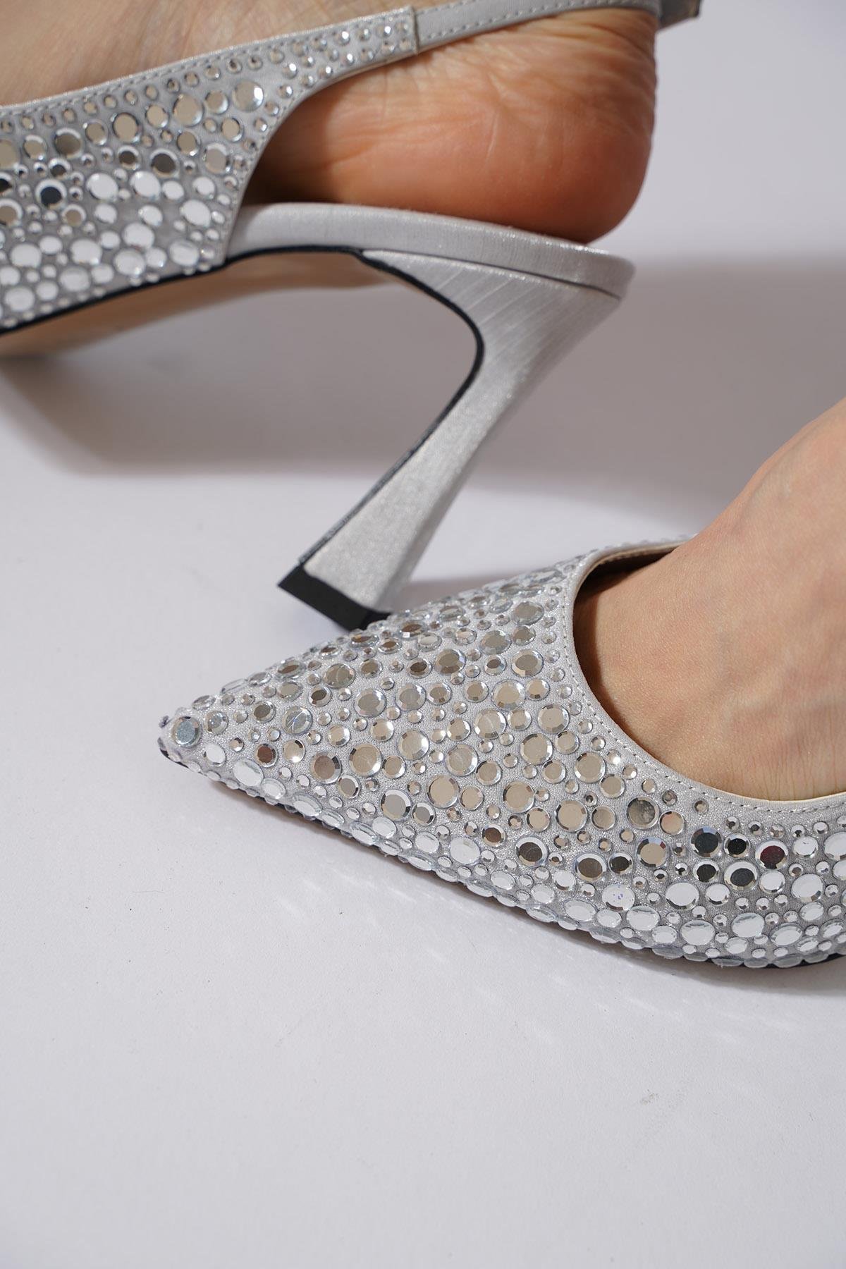 Lesa Yuvarlak Taşlı Arka Açık Kadın Abiye Ayakkabı Gümüş Saten