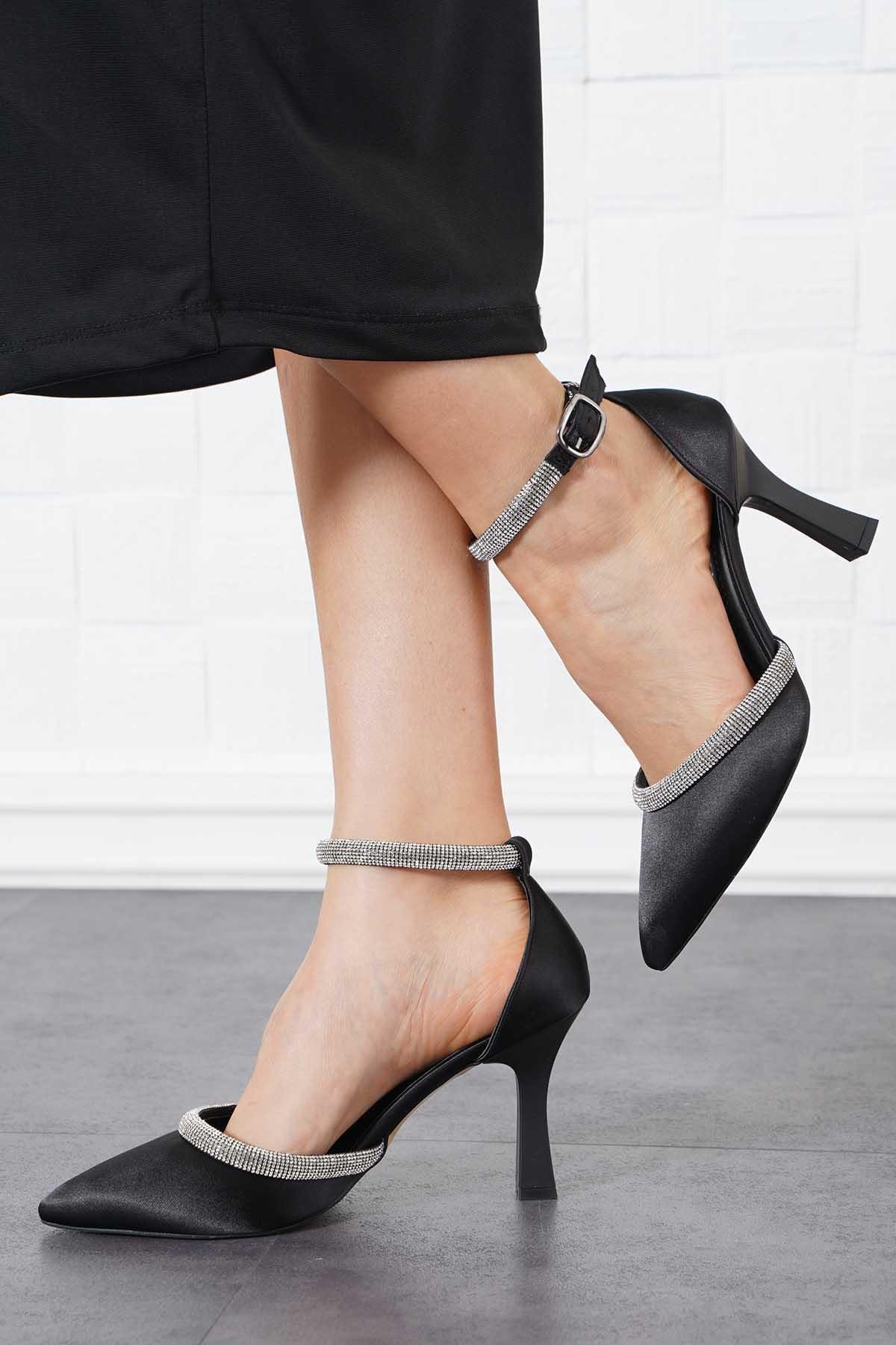 Leves Şerit Taşlı Kadın Topuklu Ayakkabı Siyah Saten