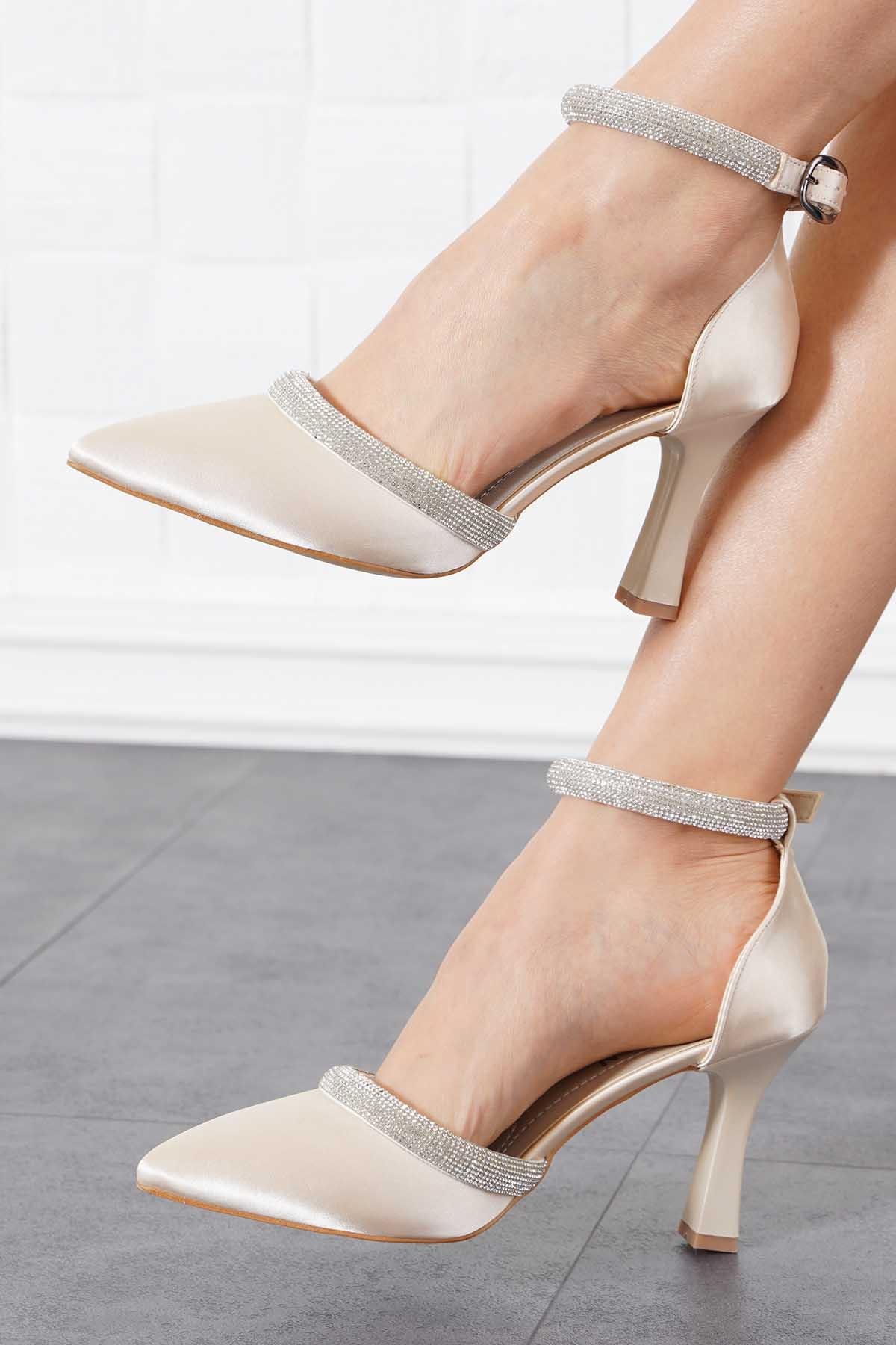 Leves Şerit Taşlı Kadın Topuklu Ayakkabı Ten Saten