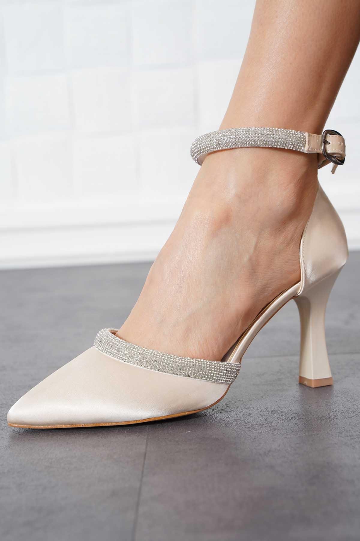 Leves Şerit Taşlı Kadın Topuklu Ayakkabı Ten Saten