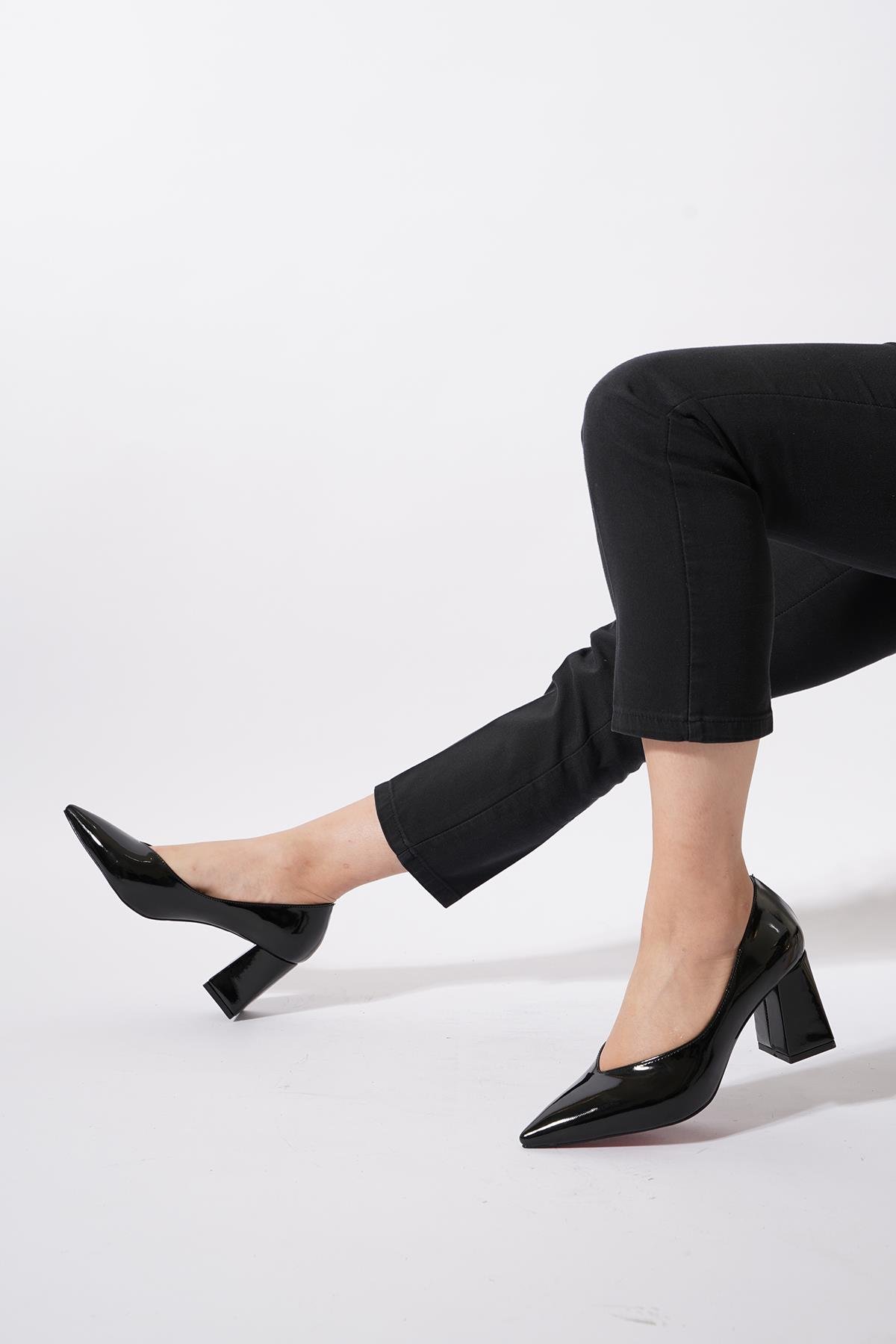 Loseb Kesik Ağız Kalın Ökçe Kadın Ayakkabı Siyah Rugan