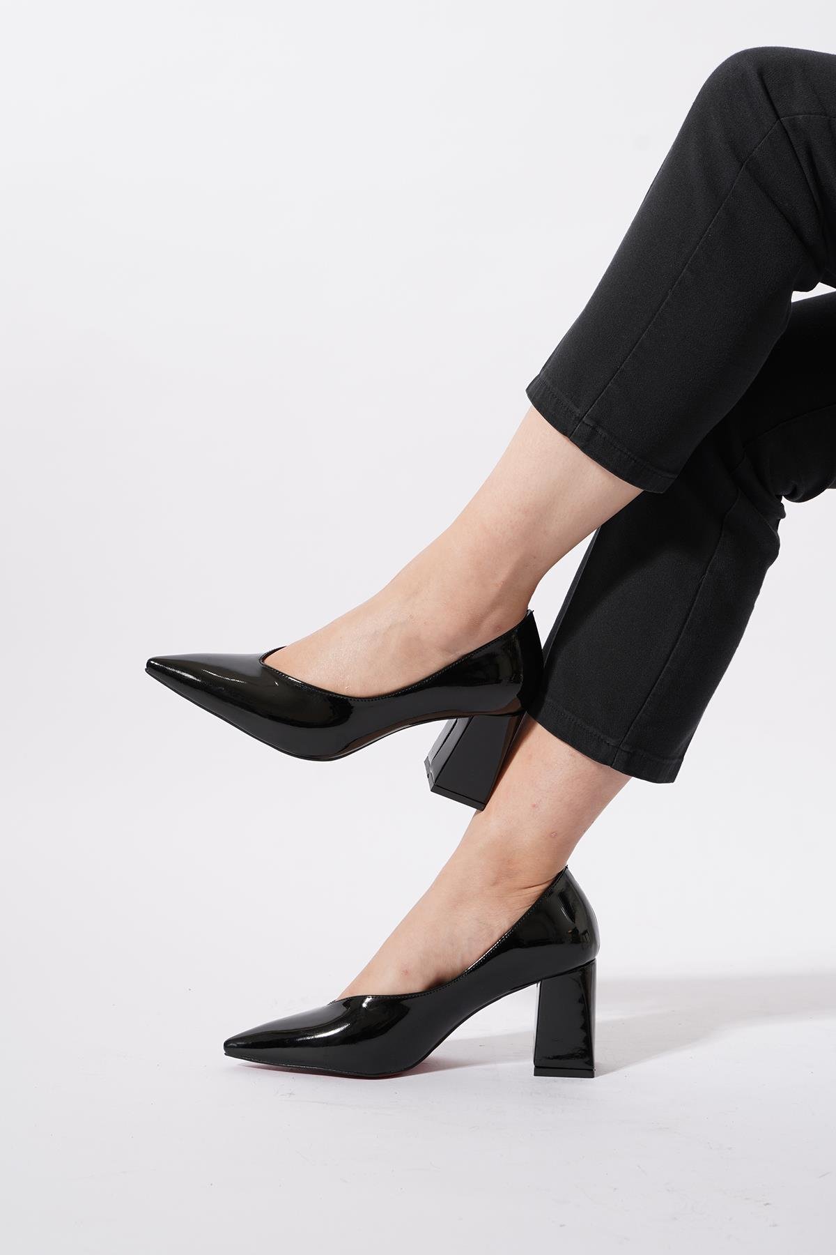 Loseb Kesik Ağız Kalın Ökçe Kadın Ayakkabı Siyah Rugan