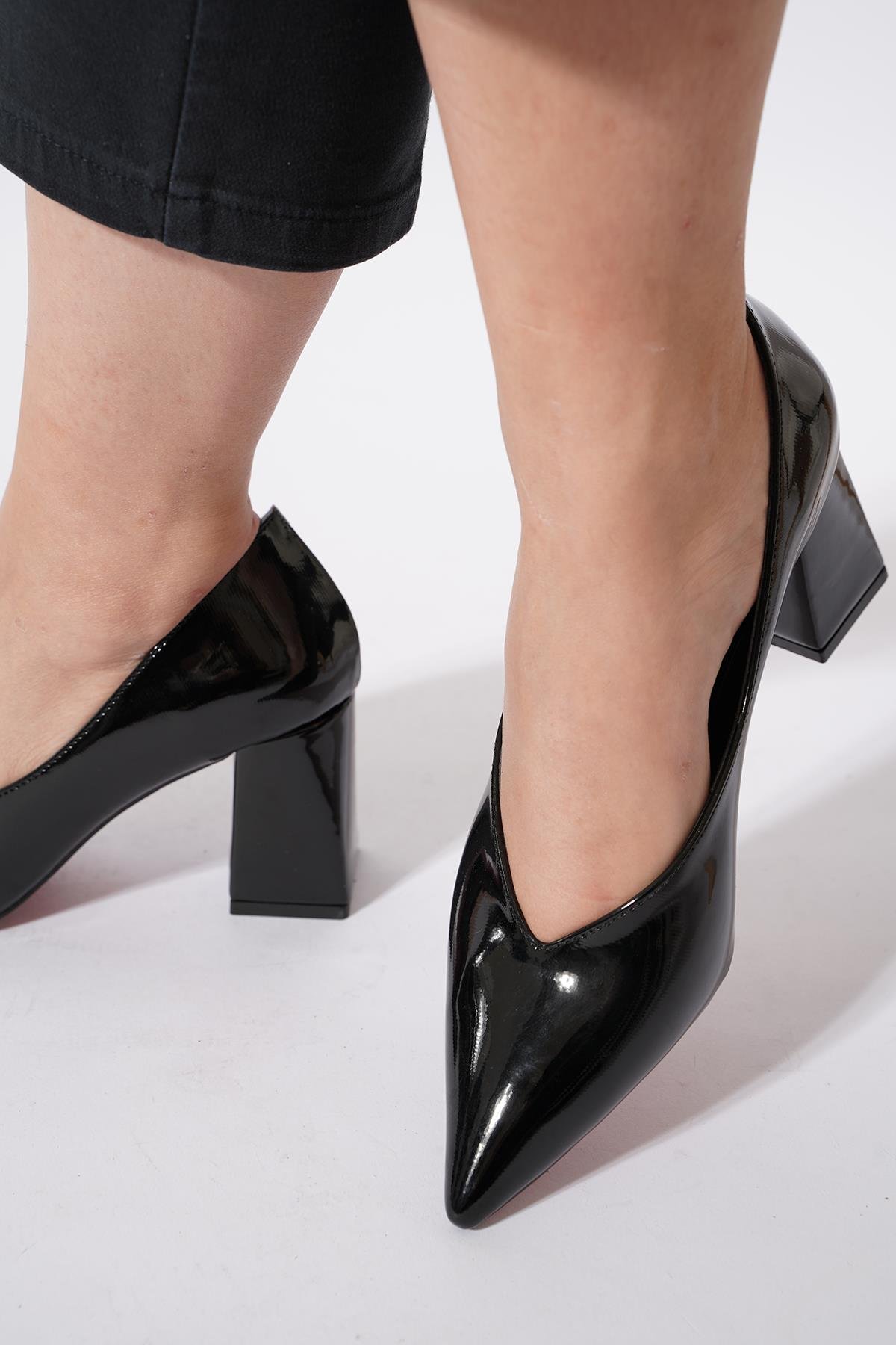 Loseb Kesik Ağız Kalın Ökçe Kadın Ayakkabı Siyah Rugan