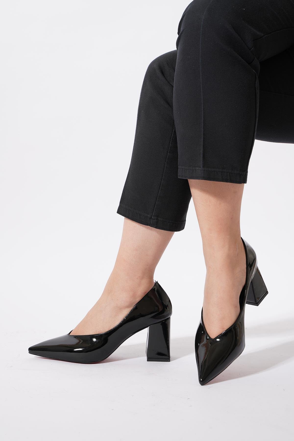 Loseb Kesik Ağız Kalın Ökçe Kadın Ayakkabı Siyah Rugan