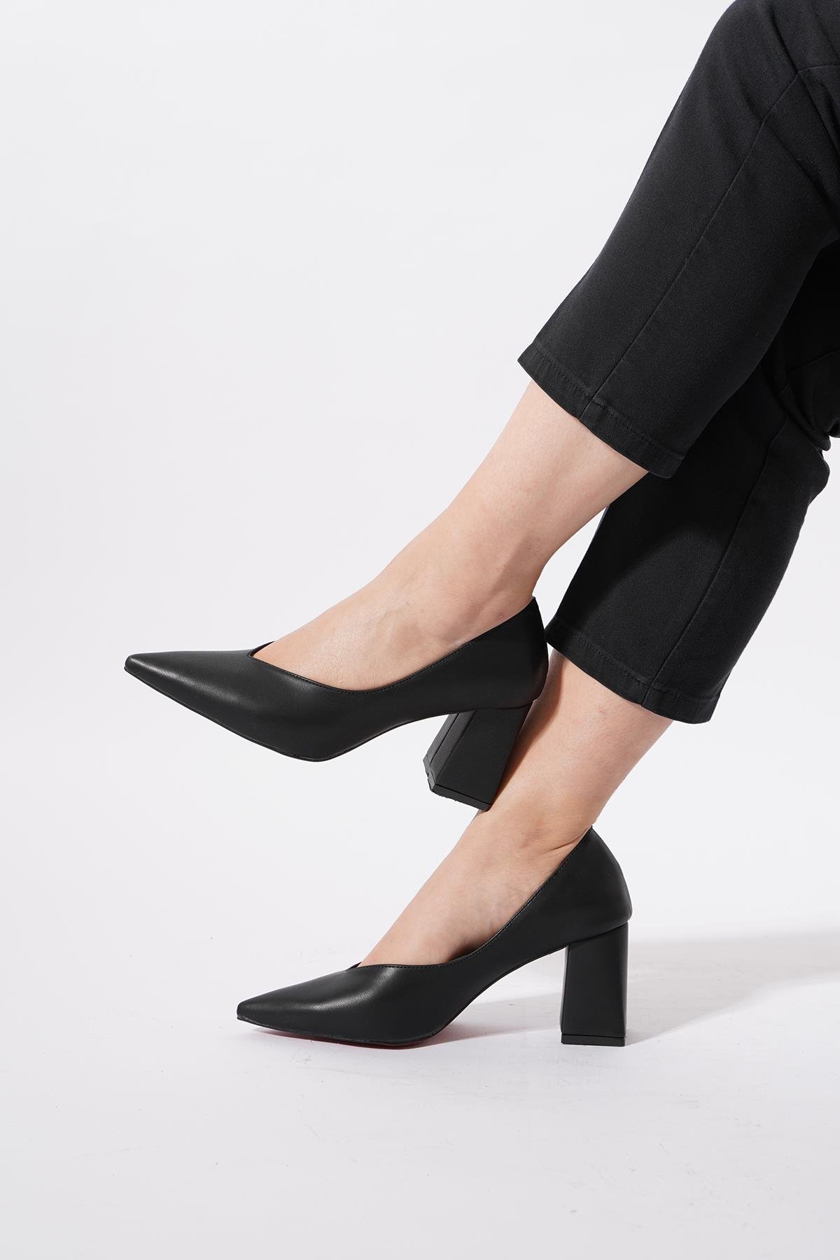 Loseb Kesik Ağız Kalın Ökçe Kadın Ayakkabı Siyah Cilt