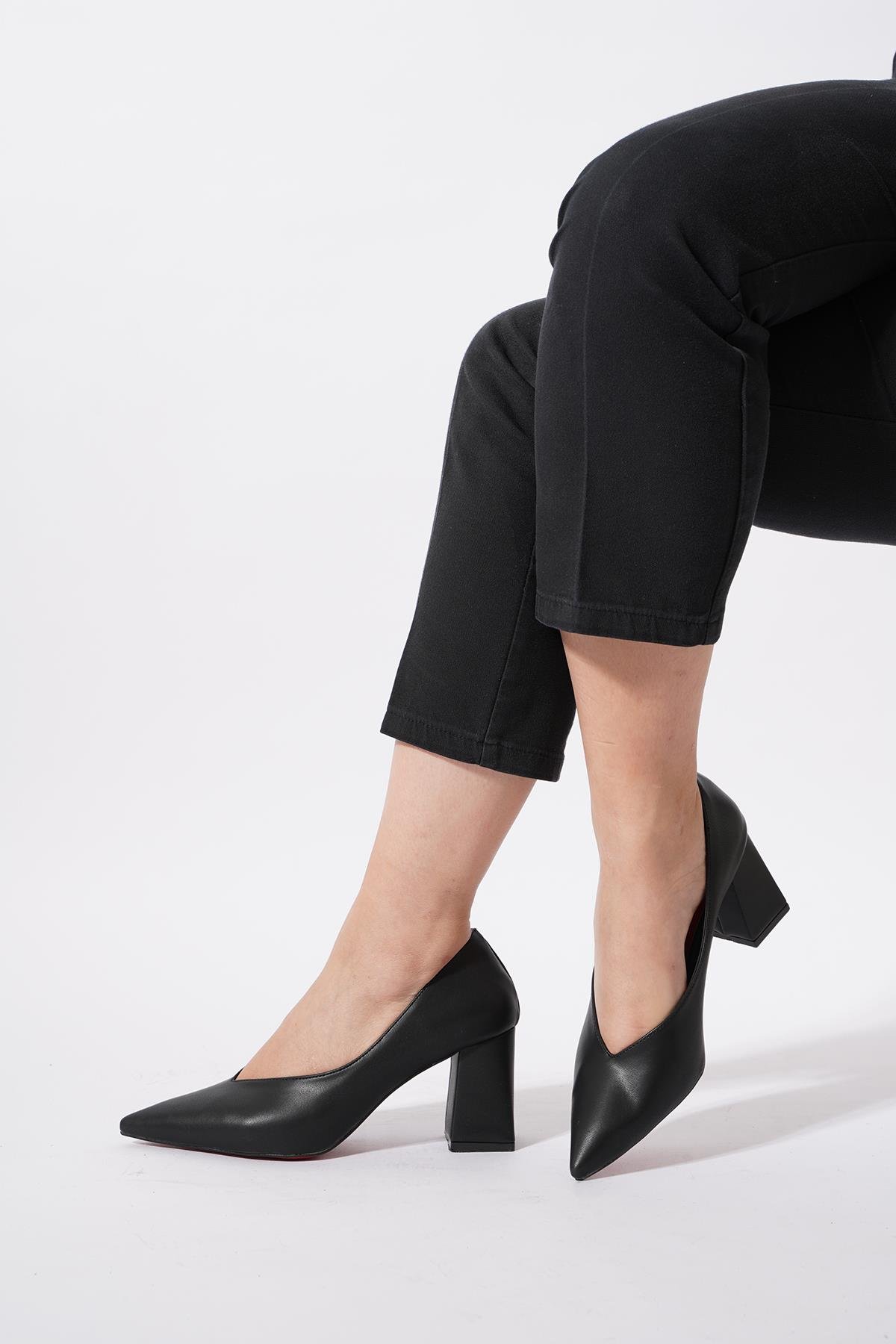 Loseb Kesik Ağız Kalın Ökçe Kadın Ayakkabı Siyah Cilt