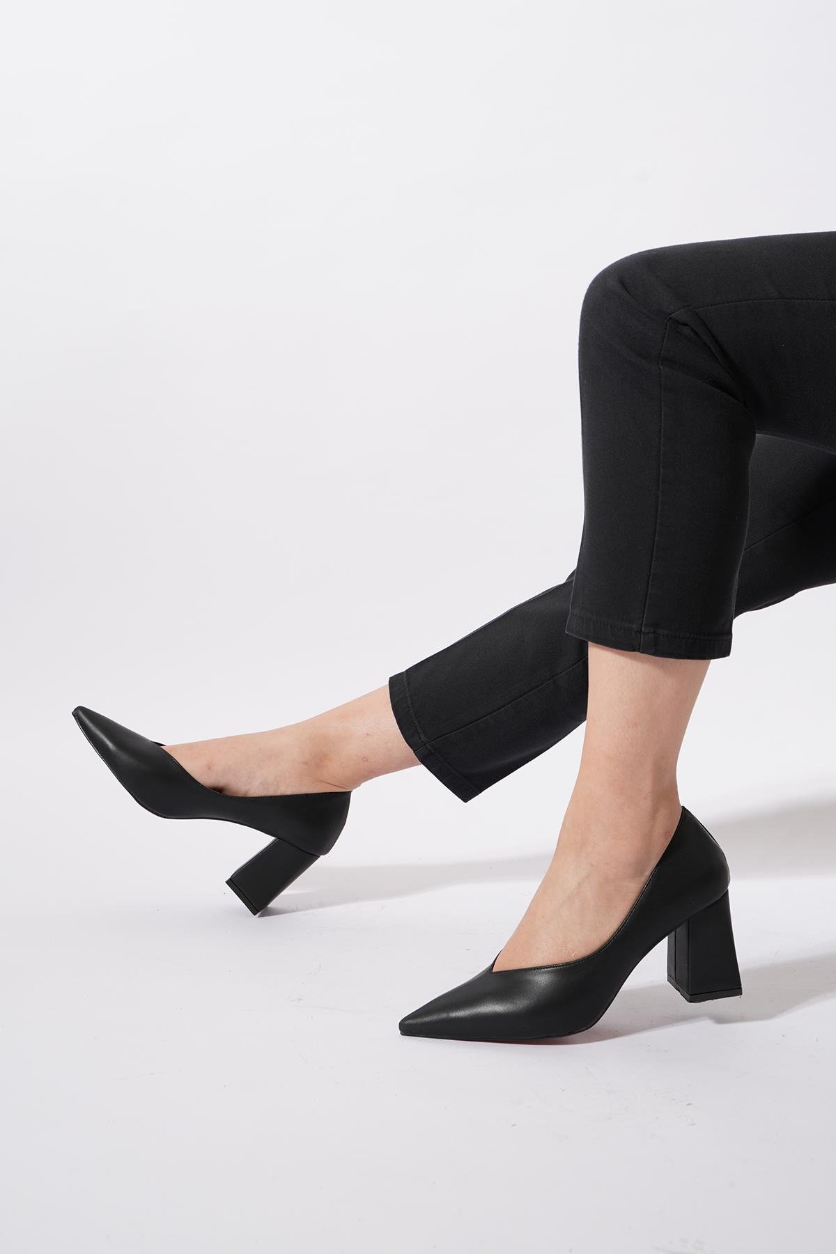 Loseb Kesik Ağız Kalın Ökçe Kadın Ayakkabı Siyah Cilt