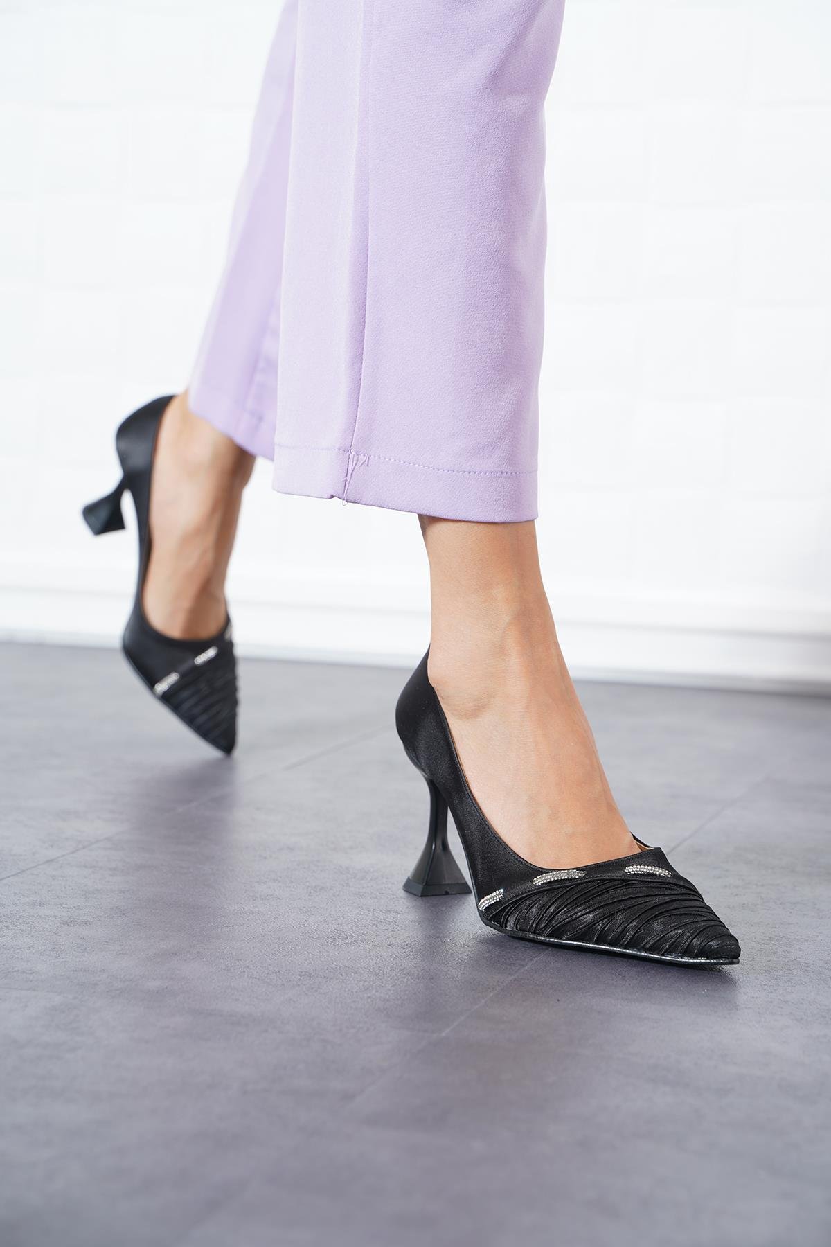 Mesta Geçme Taşlı  Abiye Topuklu Ayakkabı Siyah Saten