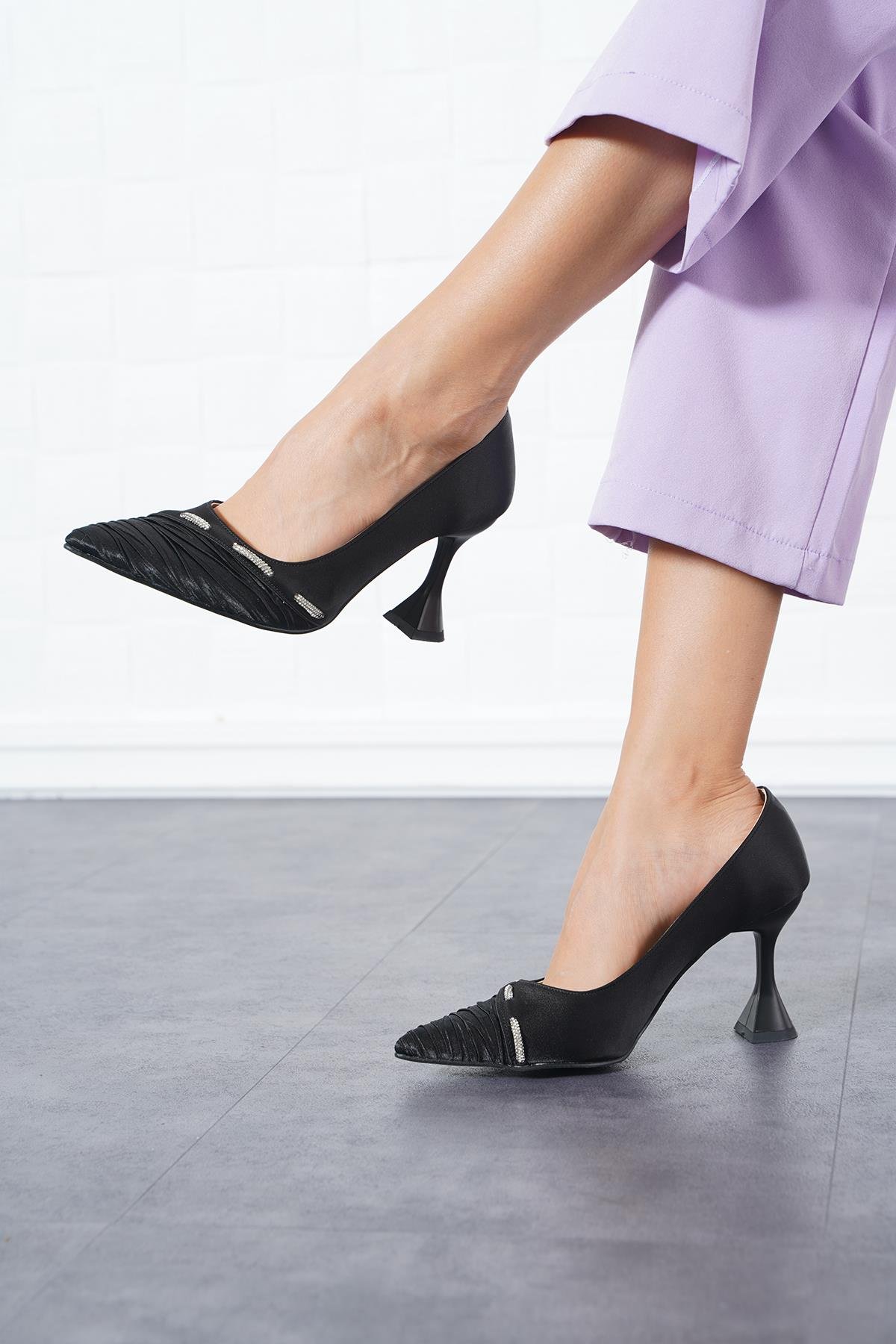 Mesta Geçme Taşlı  Abiye Topuklu Ayakkabı Siyah Saten