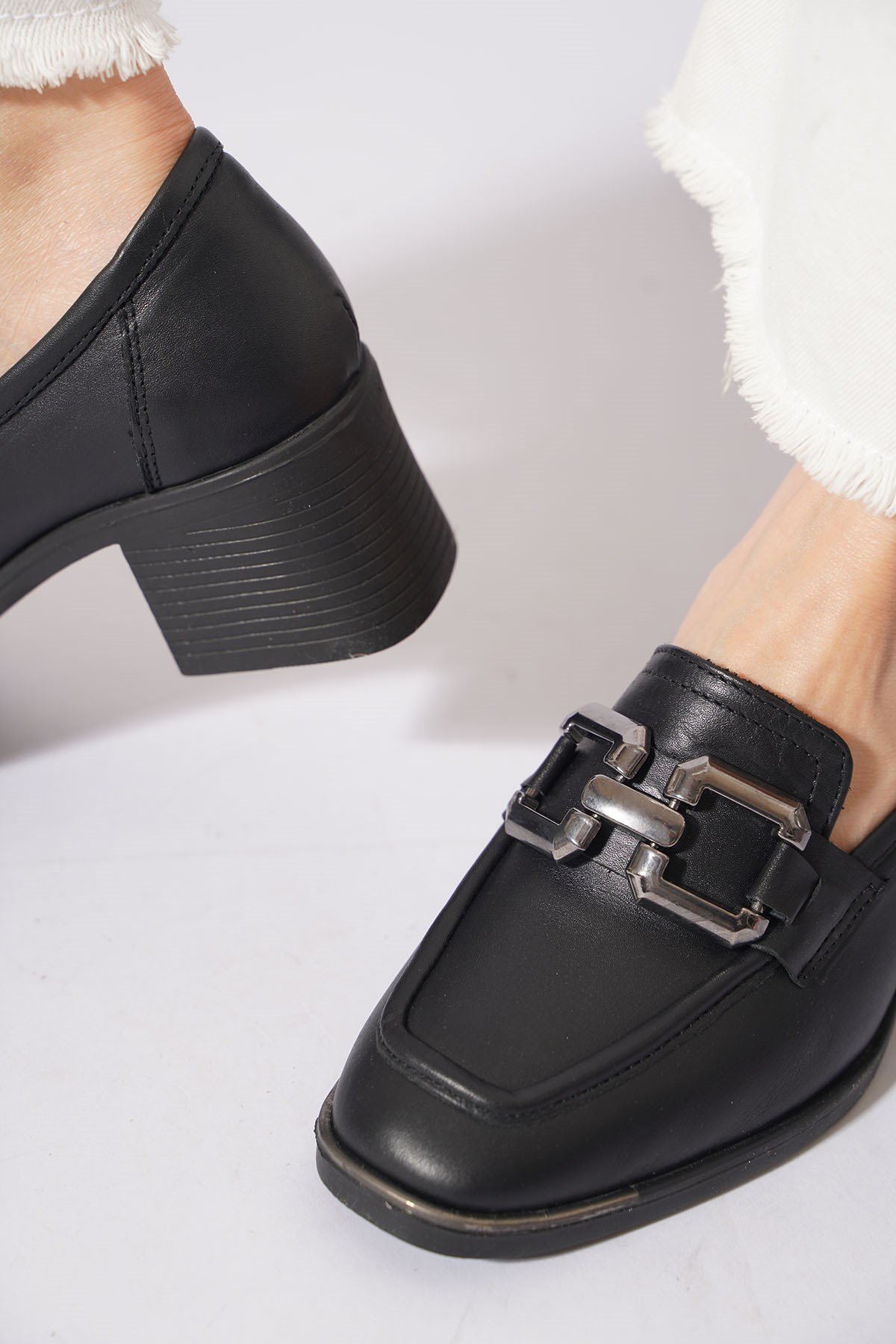 Metta Ön Tokalı Kadın Loafer Ayakkabı Siyah Cilt