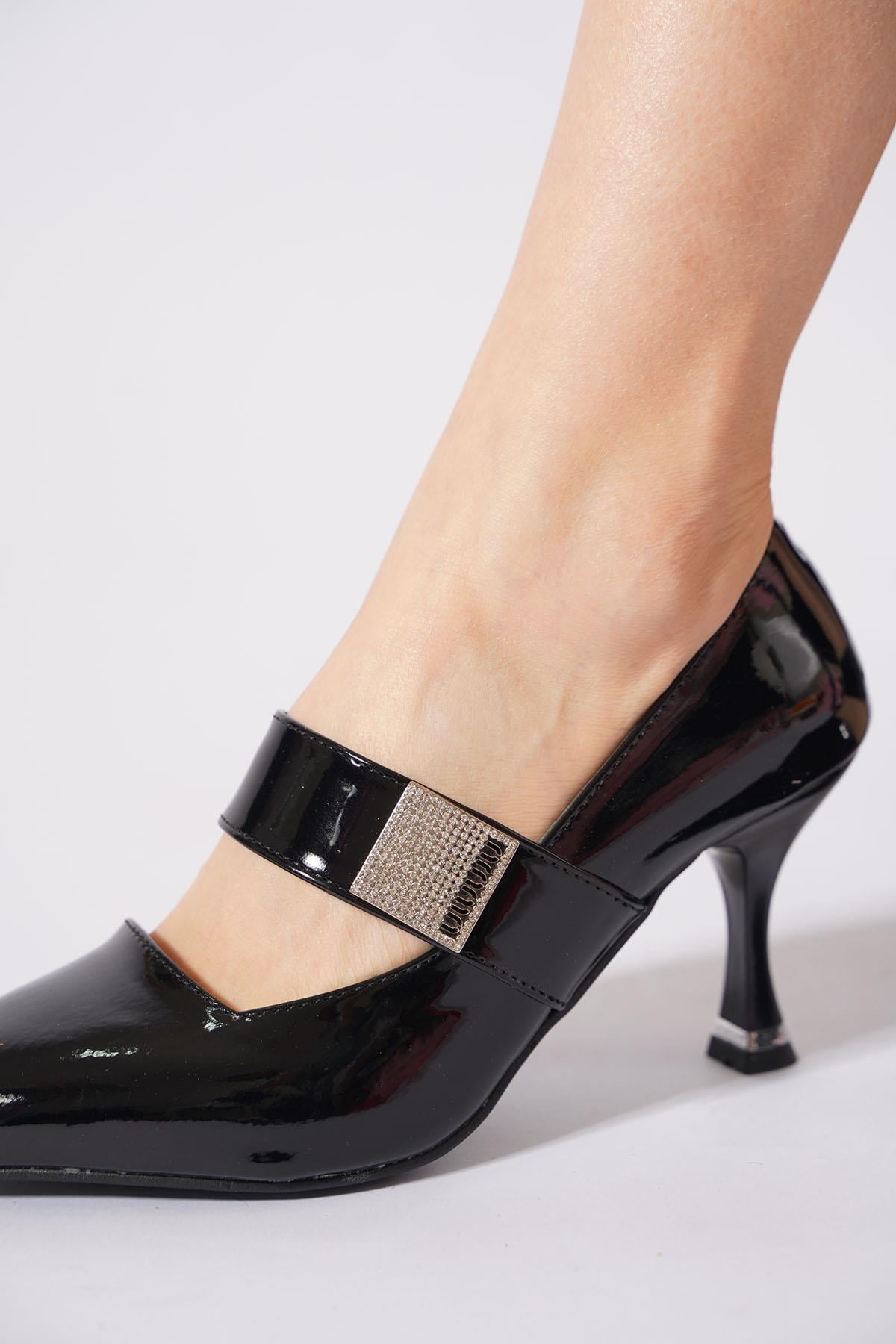 Nunas Lastik Atkı Taşlı Kadın Stiletto Siyah Rugan