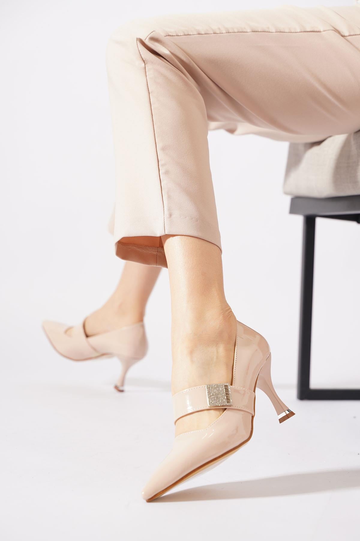 Nunas Lastik Atkı Taşlı Kadın Stiletto Bej Rugan