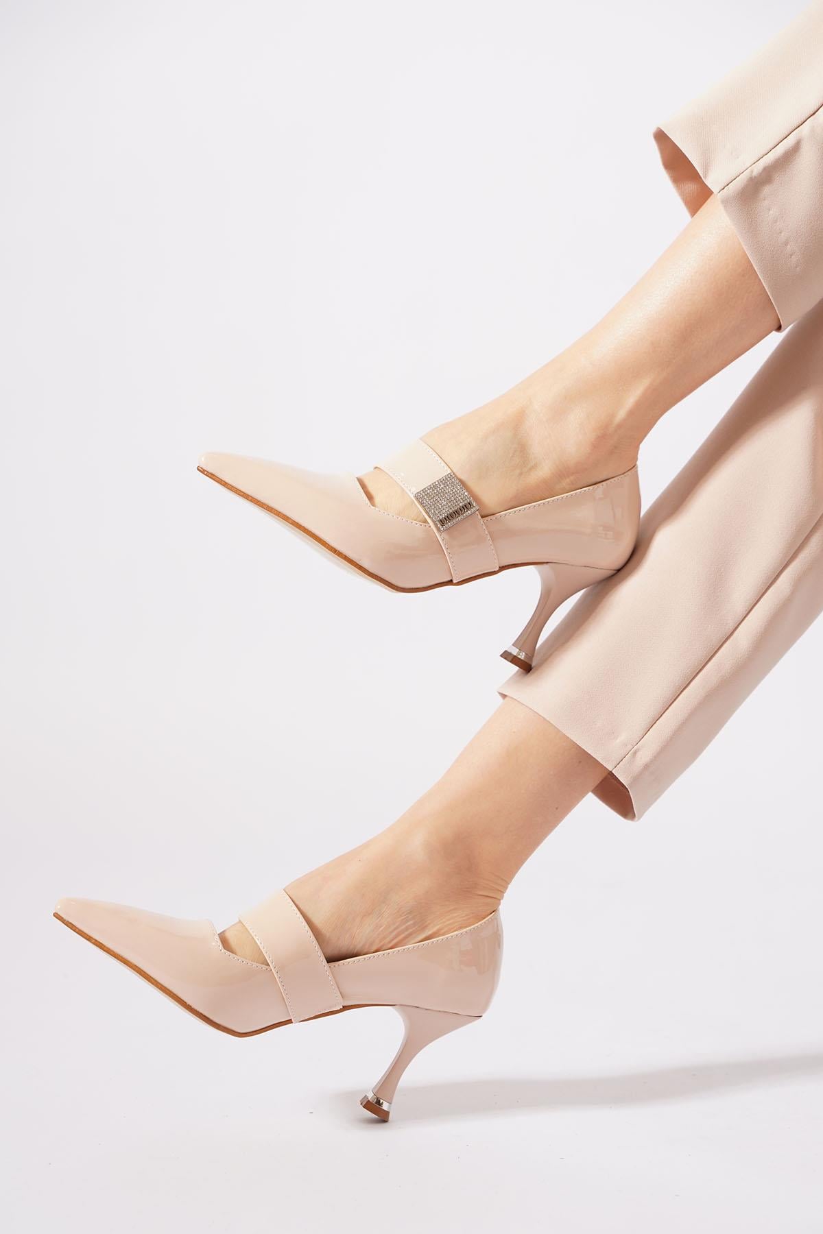 Nunas Lastik Atkı Taşlı Kadın Stiletto Bej Rugan