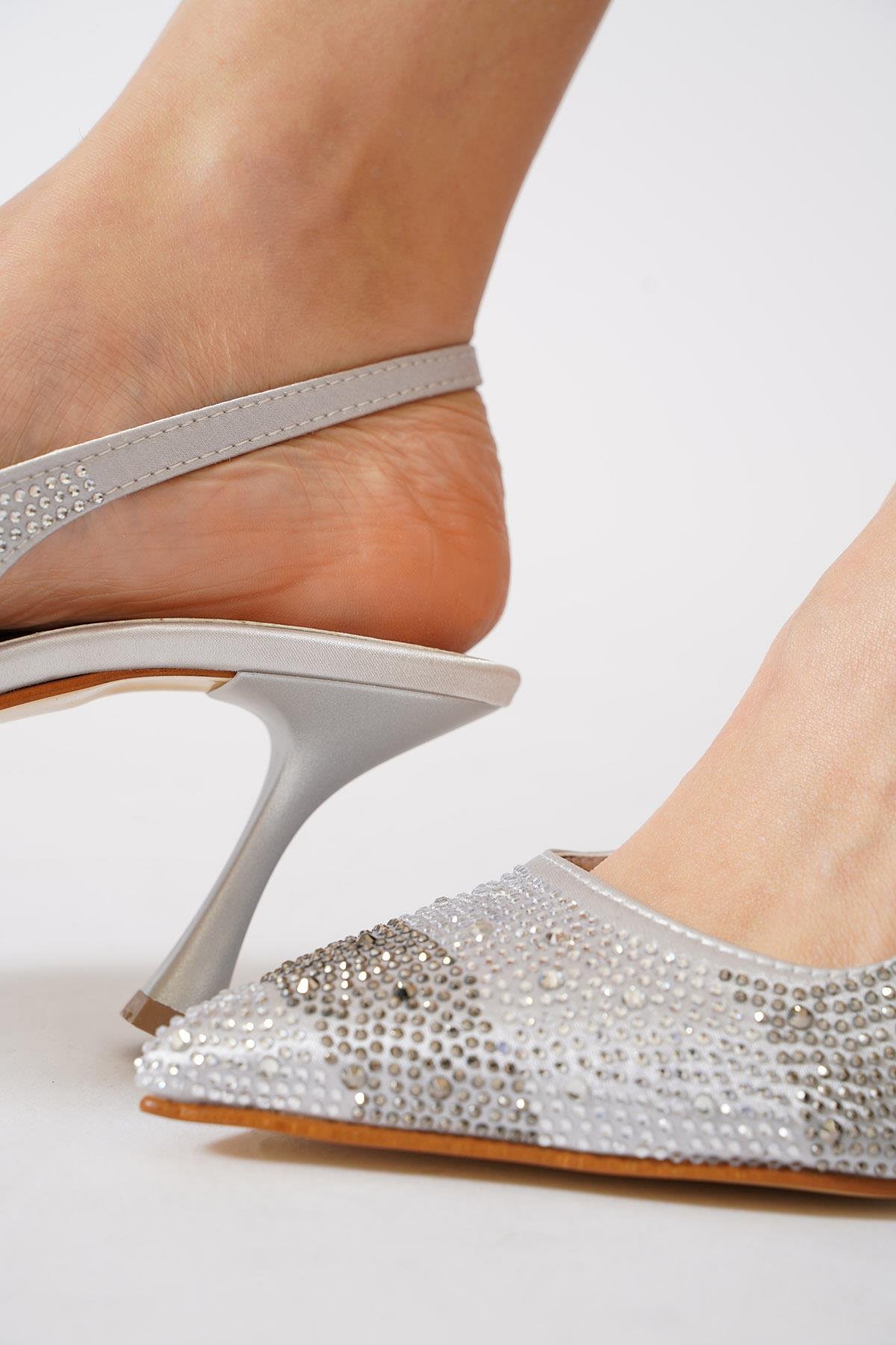 Ortcev Renk Taşlı Arka Açık Kadın Abiye Ayakkabı Gümüş Saten