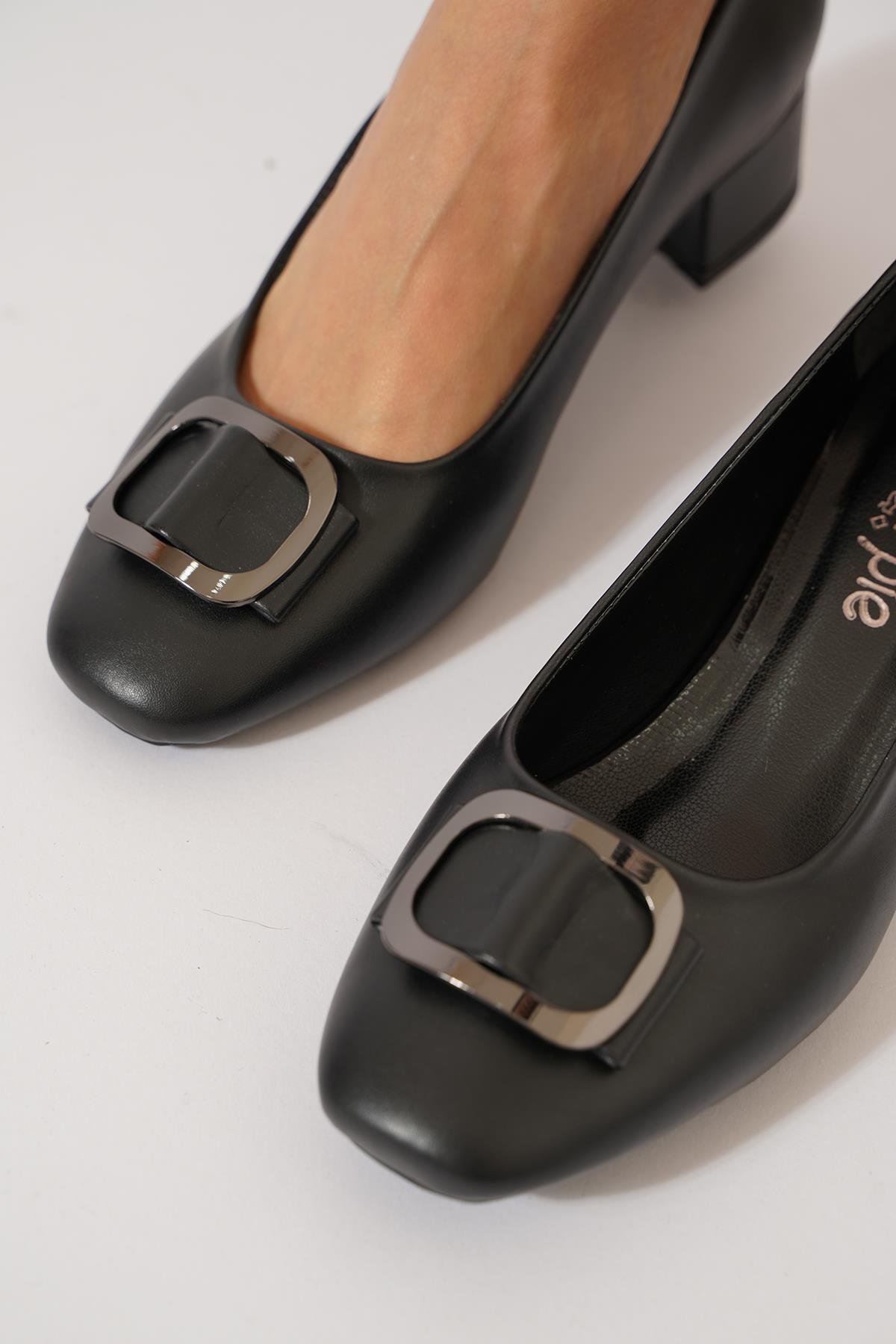 Teras Toka Büzgü Detaylı Kadın Topuklu Ayakkabı Siyah Cilt