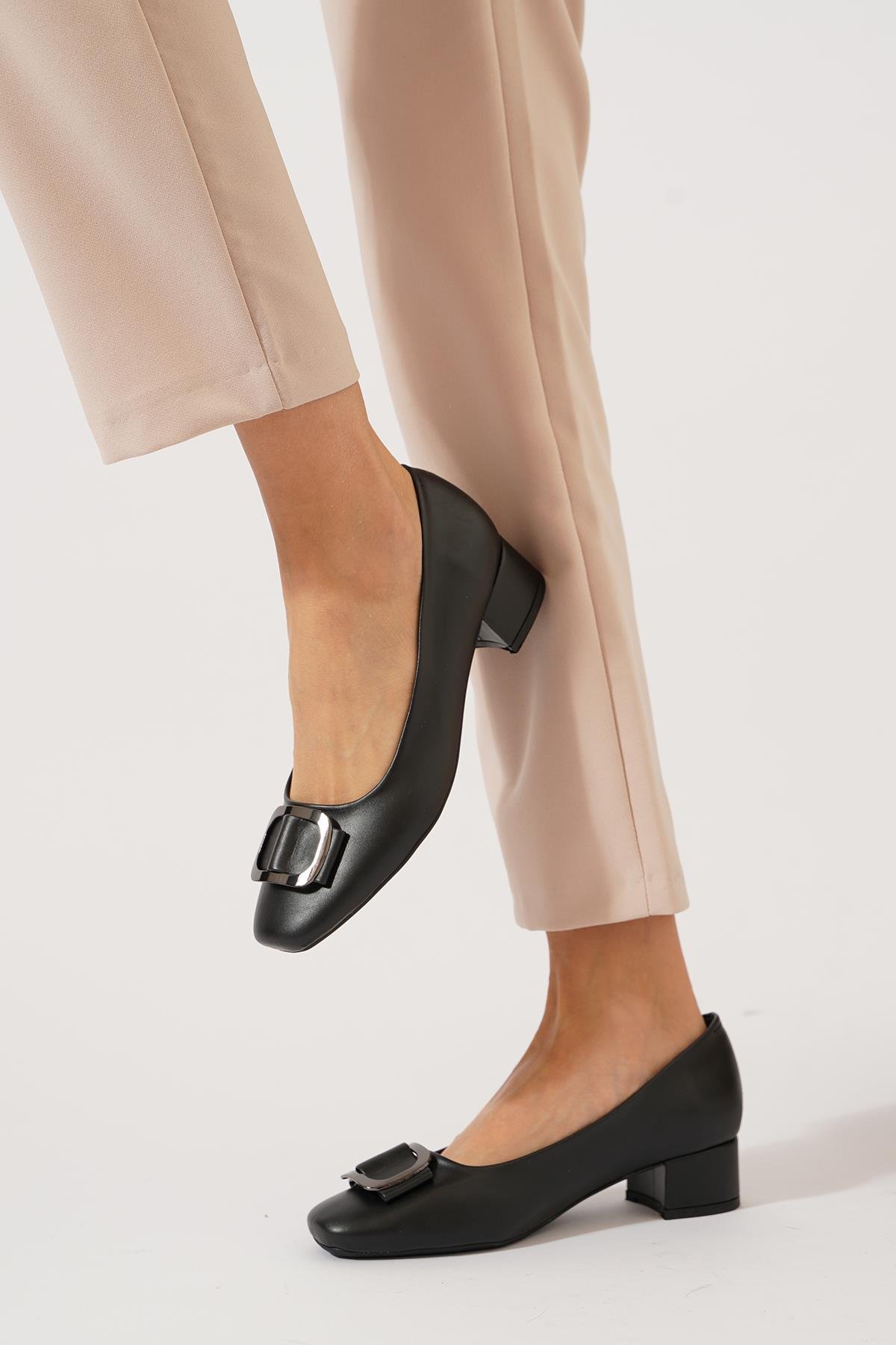 Teras Toka Büzgü Detaylı Kadın Topuklu Ayakkabı Siyah Cilt