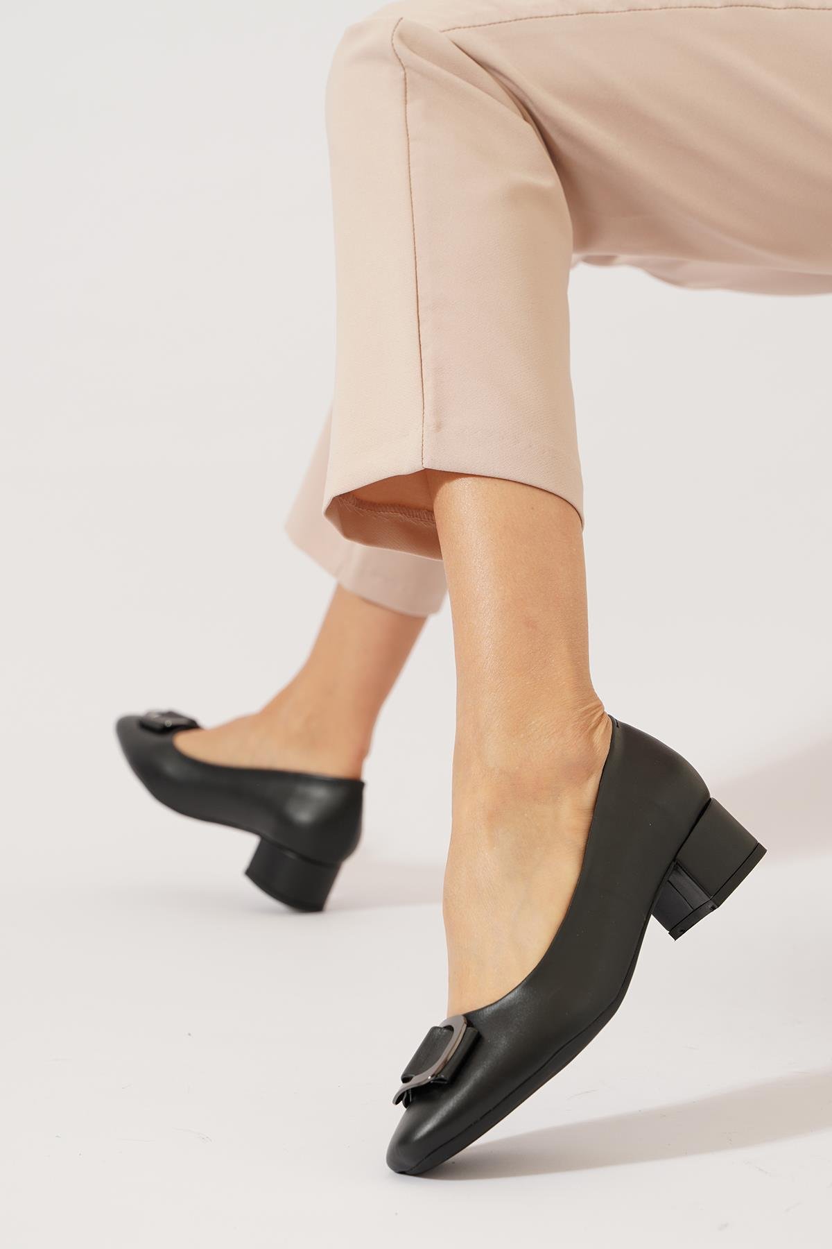 Teras Toka Büzgü Detaylı Kadın Topuklu Ayakkabı Siyah Cilt