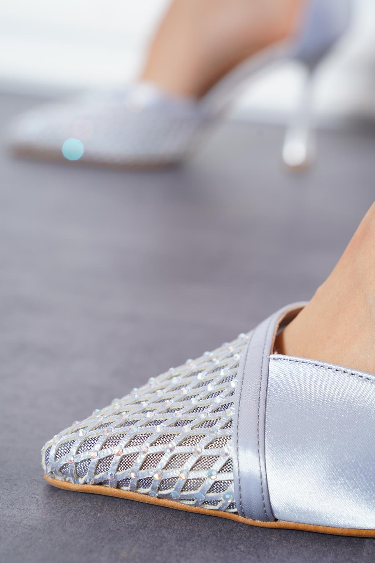 Teri V Ağız FileTaşlı Taşlı Kadın Topuklu Ayakkabı Gümüş Saten