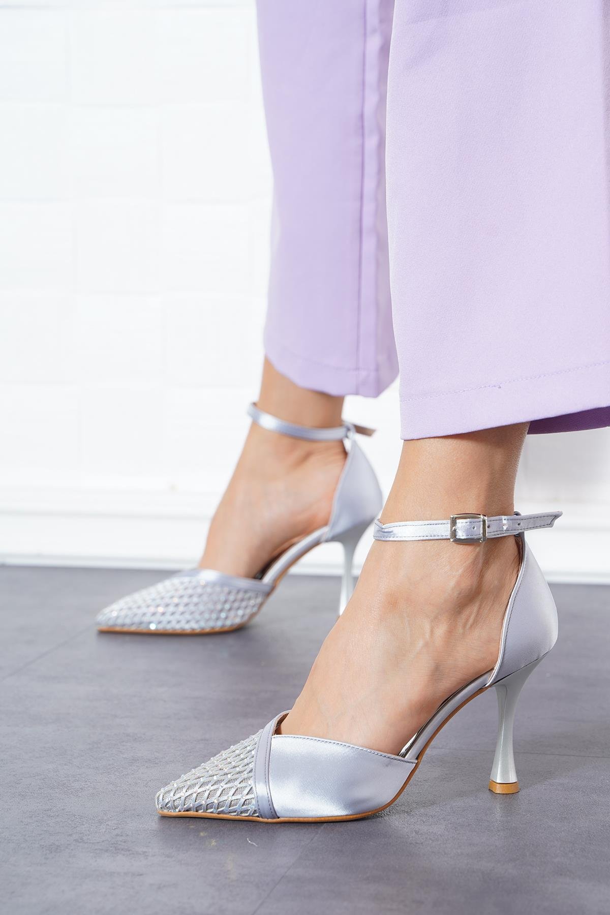 Teri V Ağız FileTaşlı Taşlı Kadın Topuklu Ayakkabı Gümüş Saten