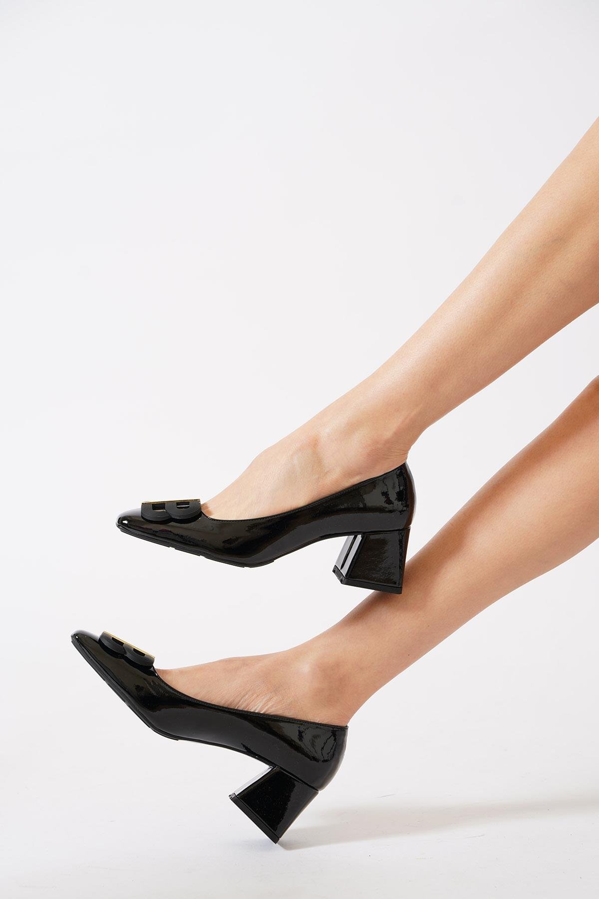 Weryert Sargı Tokalı Kadın Topuklu Ayakkabı Siyah Rugan