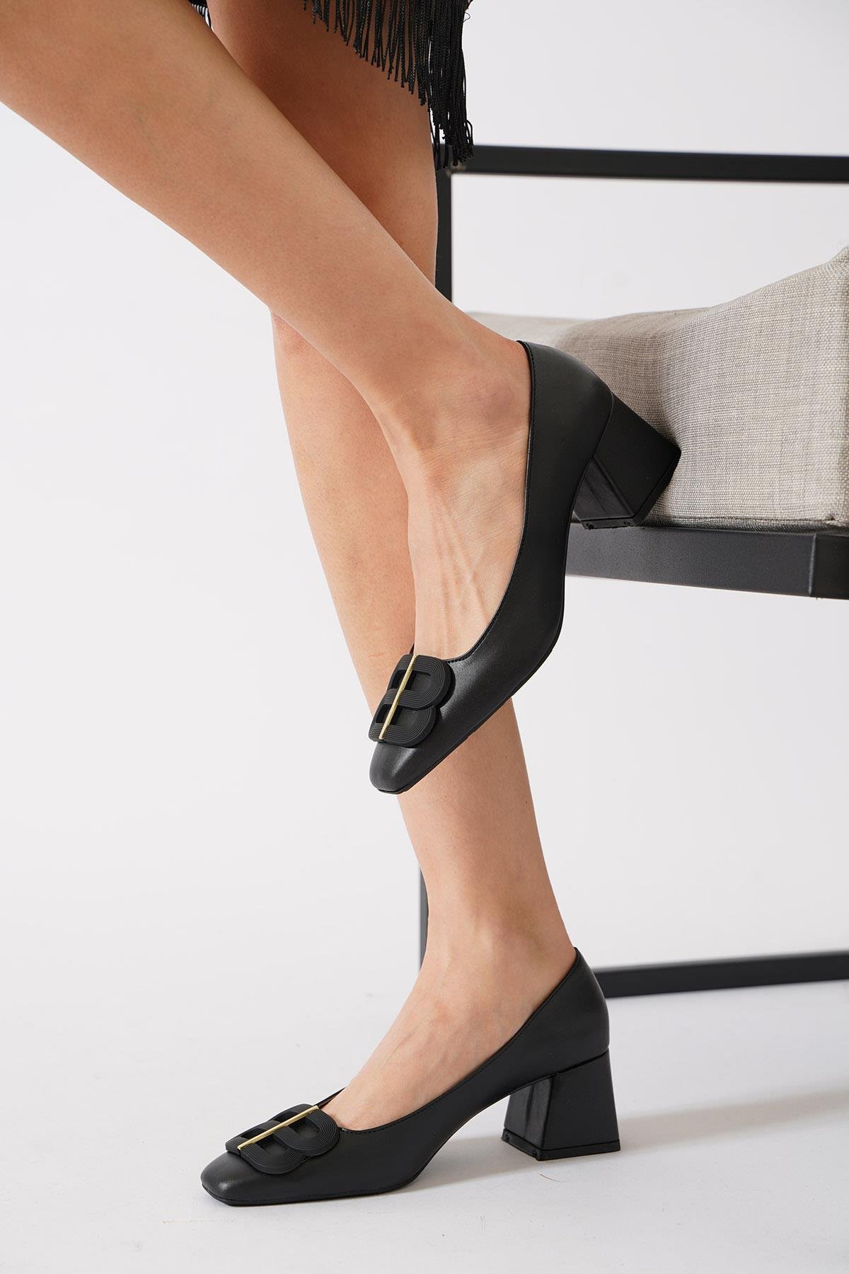 Weryert Sargı Tokalı Kadın Topuklu Ayakkabı Siyah Cilt