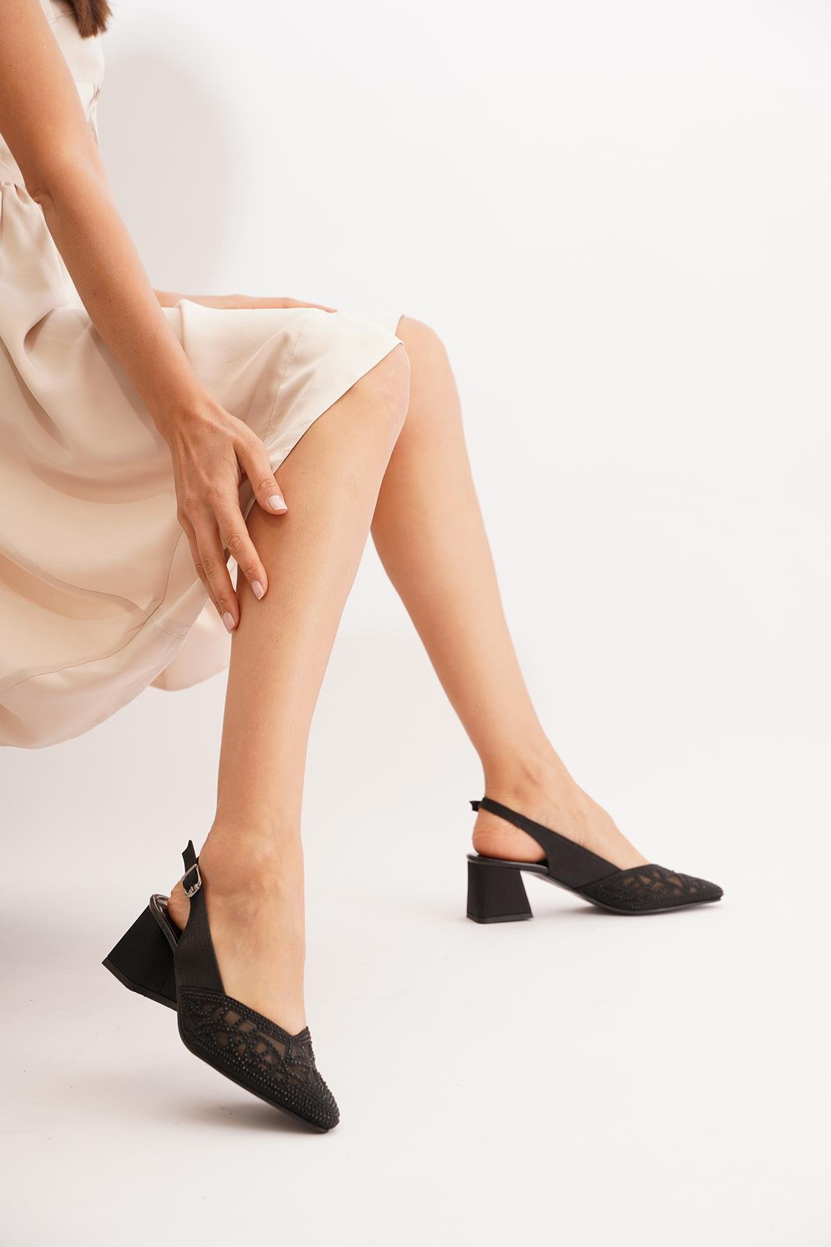 Yunar Arka Açık Taşlı Kadın Topuklu Ayakkabı Siyah