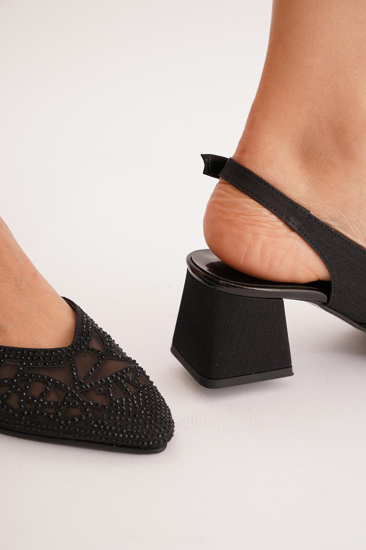 Yunar Arka Açık Taşlı Kadın Topuklu Ayakkabı Siyah