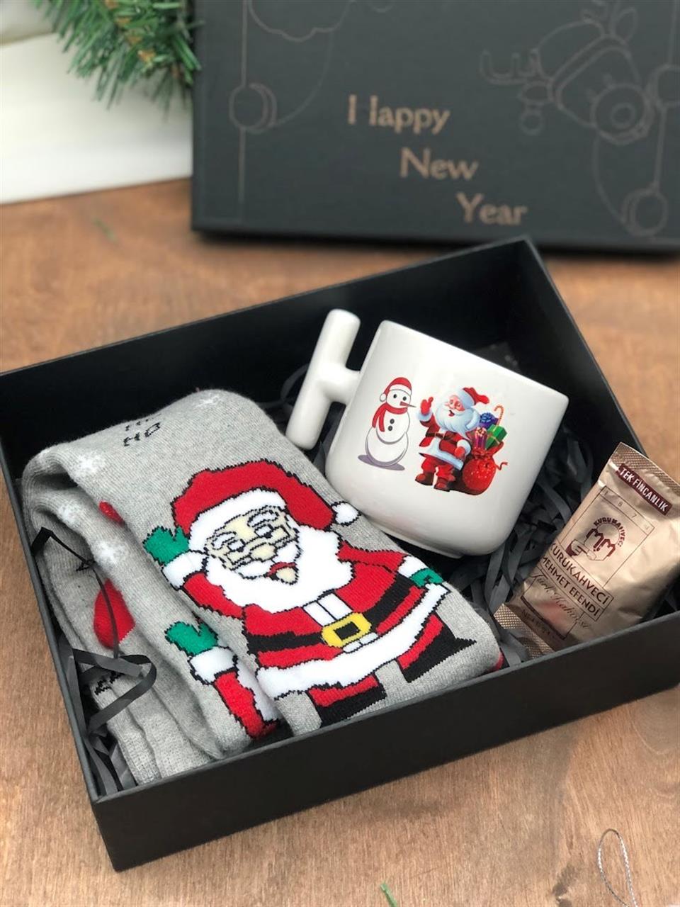 yılbaşı özel kutu içerisinde noel yeni yıl baskılı kupa çorap ve baston şeker