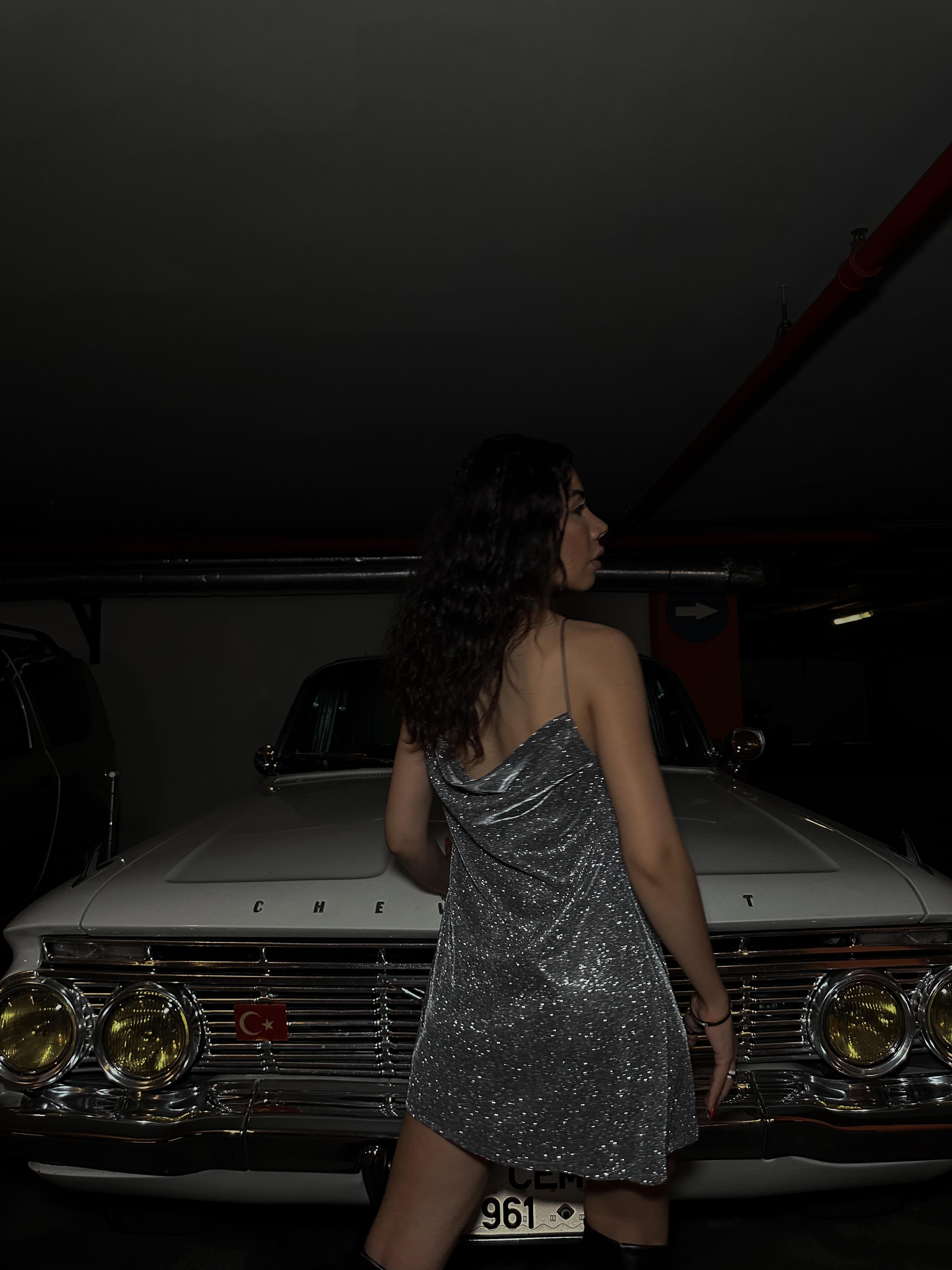 ÖZEL TASARIM LOGOLU KOYU PEMBE MİNİ ASKILI ELBİSE