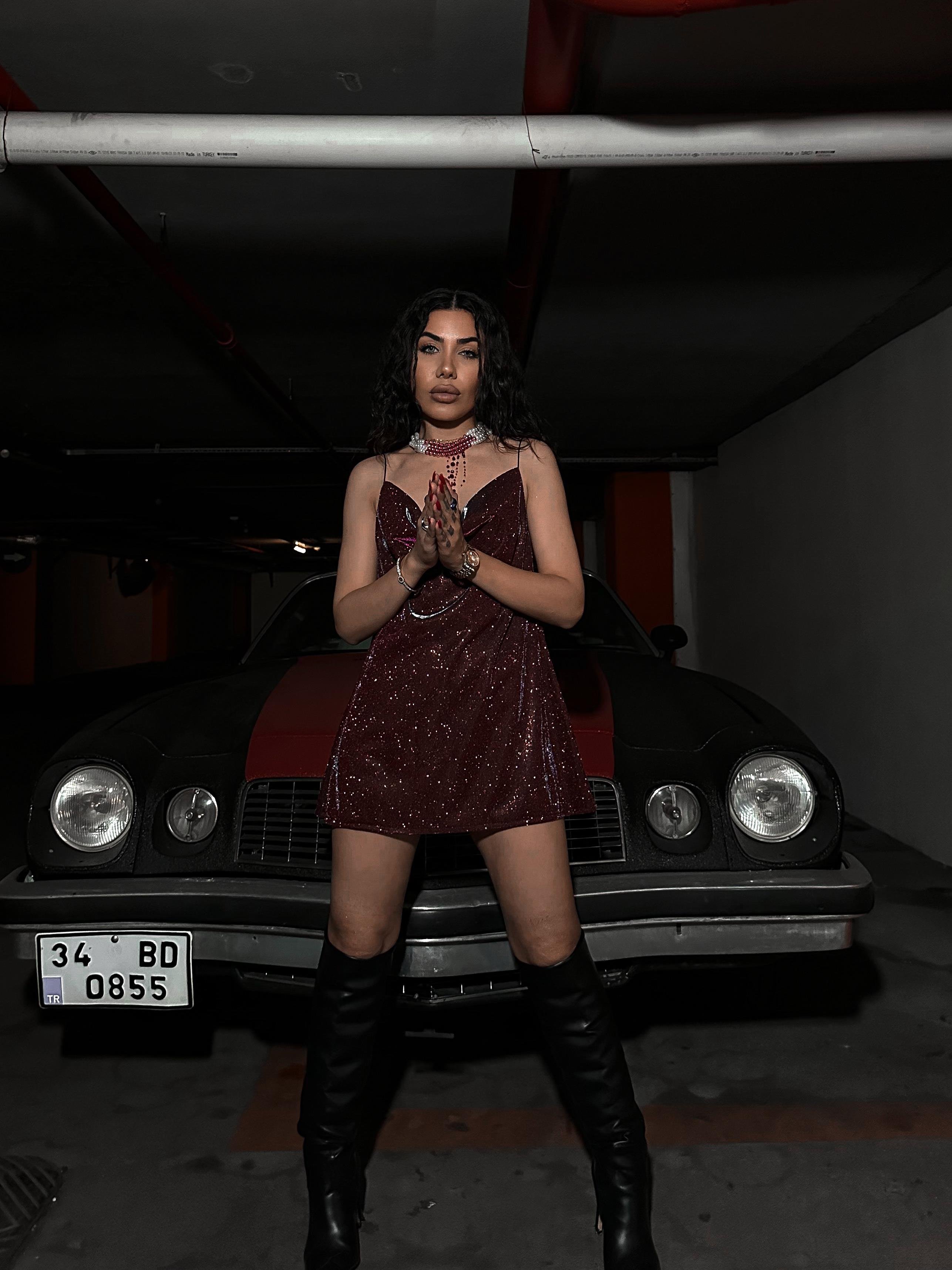 ÖZEL TASARIM LOGOLU KOYU PEMBE MİNİ ASKILI ELBİSE