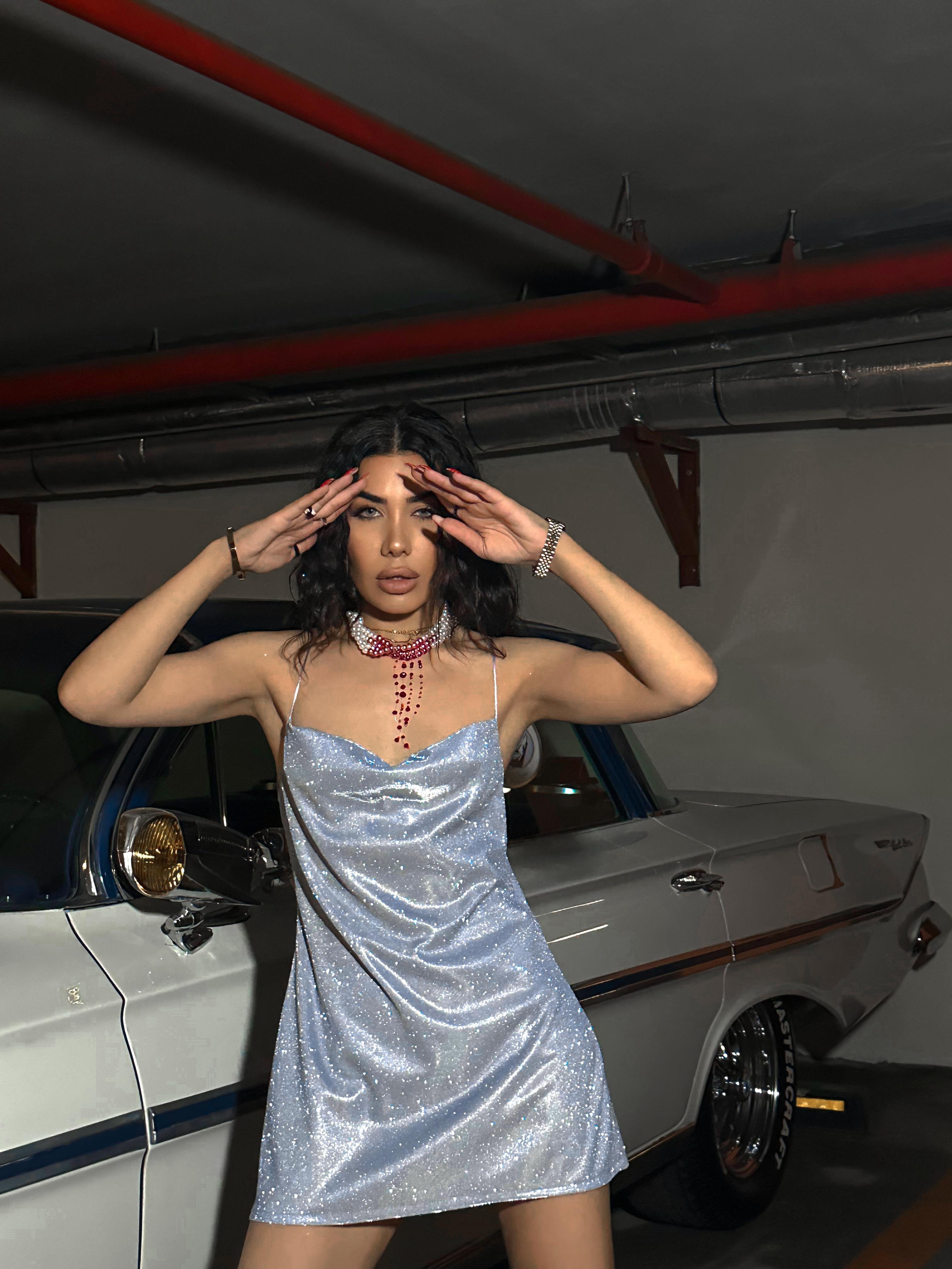 ÖZEL TASARIM LOGOLU KOYU PEMBE MİNİ ASKILI ELBİSE