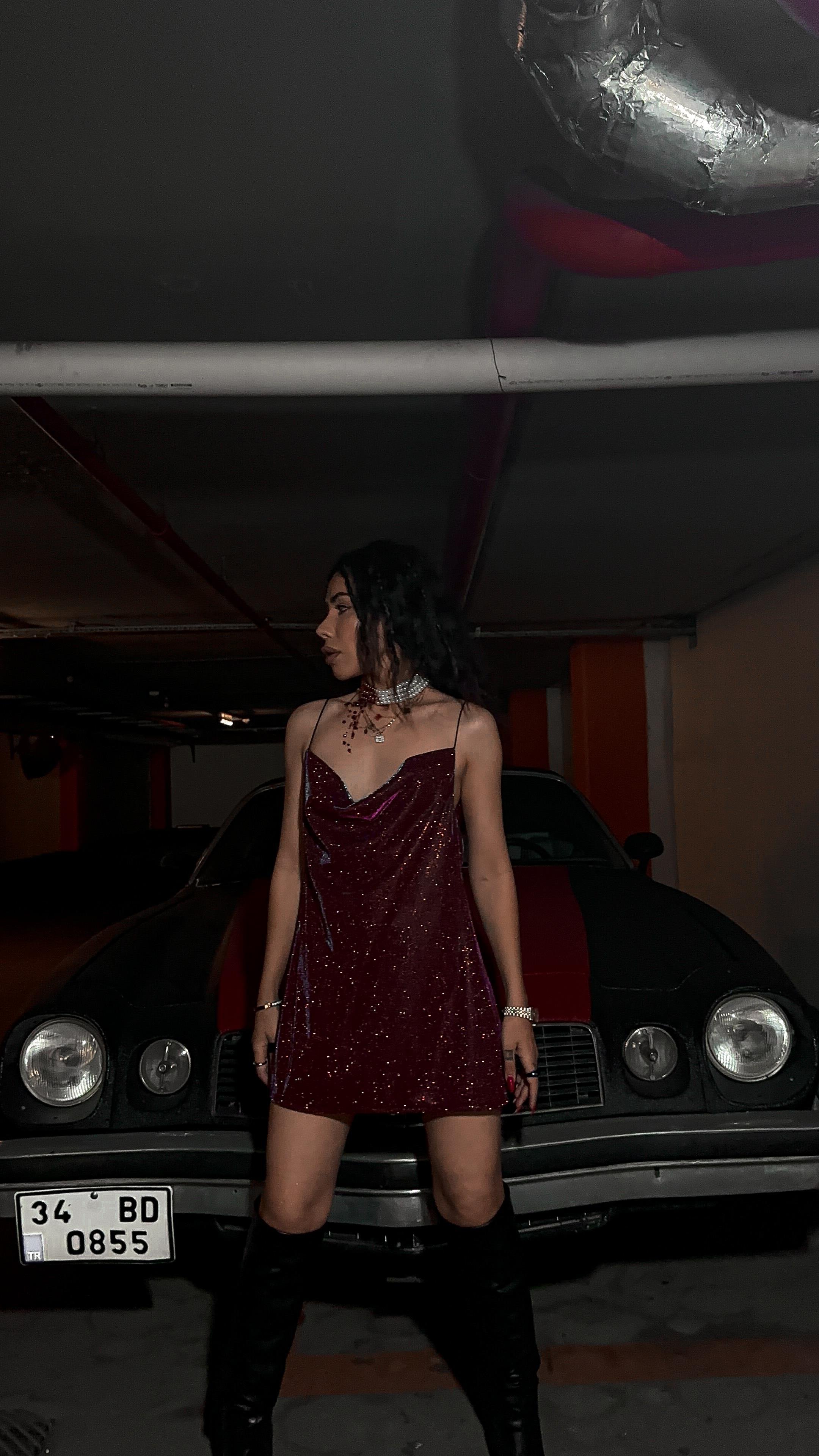 ÖZEL TASARIM LOGOLU KOYU PEMBE MİNİ ASKILI ELBİSE