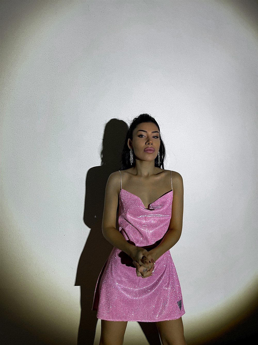 ÖZEL TASARIM LOGOLU KOYU PEMBE MİNİ ASKILI ELBİSE