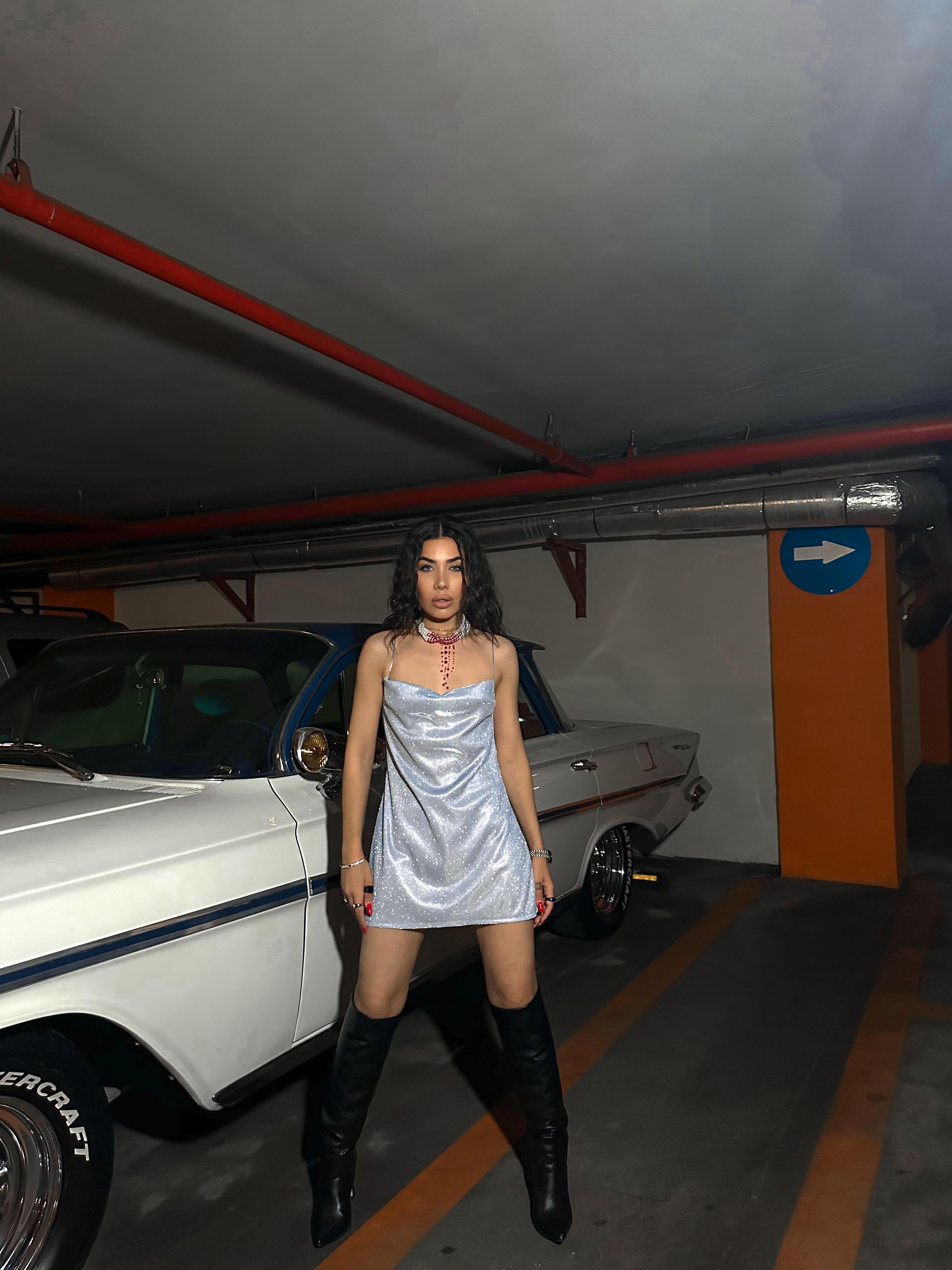 ÖZEL TASARIM LOGOLU KOYU PEMBE MİNİ ASKILI ELBİSE