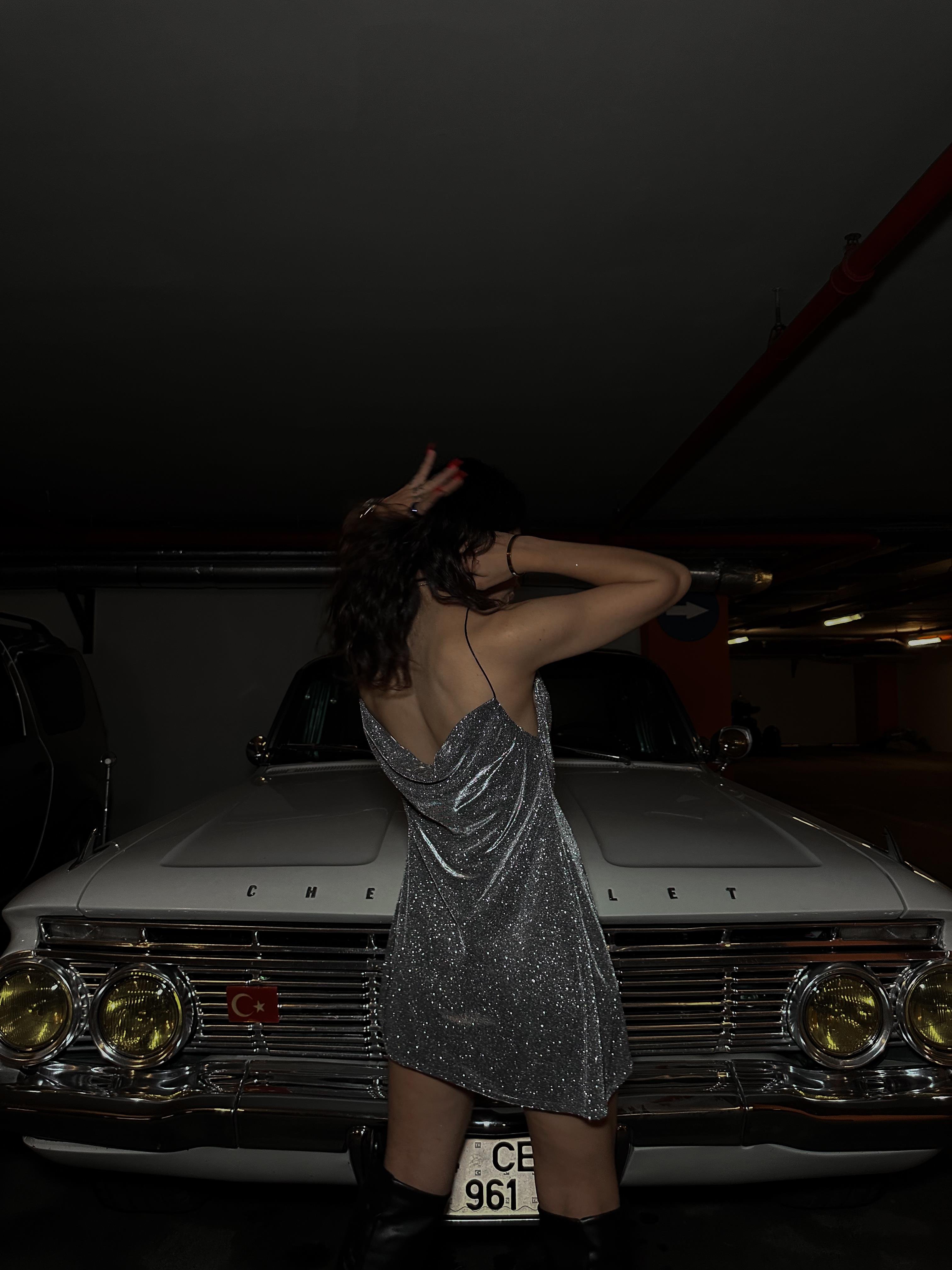 ÖZEL TASARIM LOGOLU KOYU PEMBE MİNİ ASKILI ELBİSE