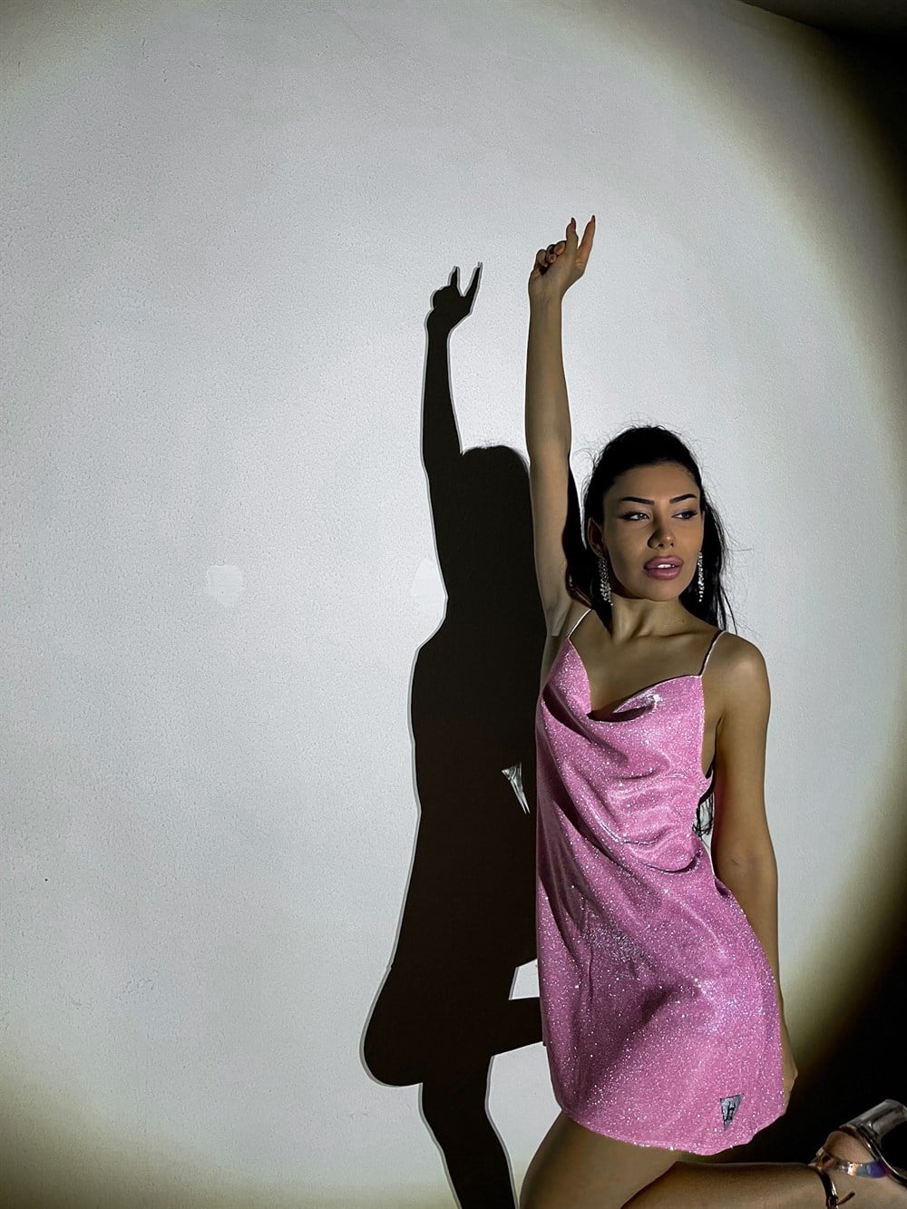 ÖZEL TASARIM LOGOLU KOYU PEMBE MİNİ ASKILI ELBİSE