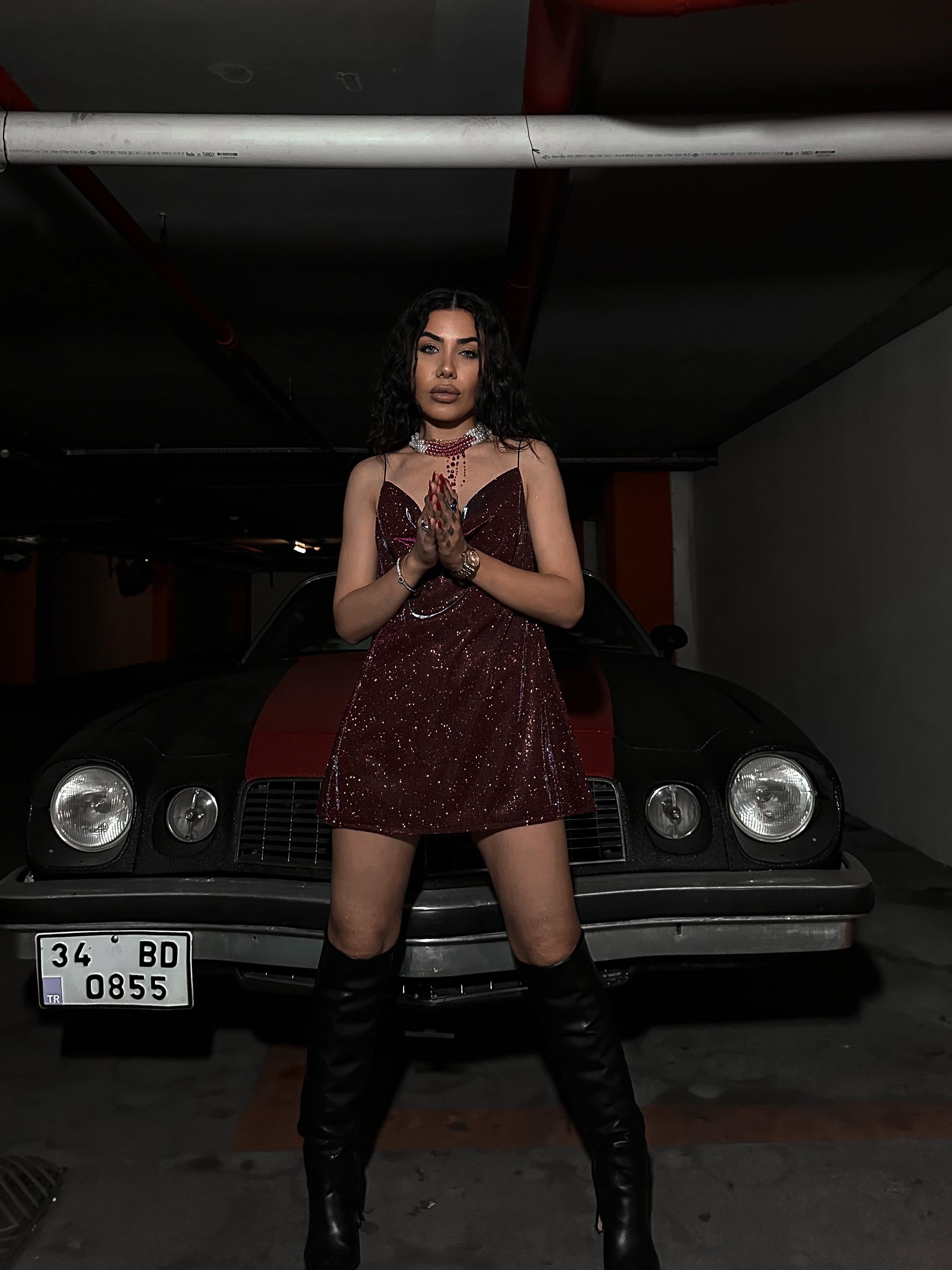 ÖZEL TASARIM LOGOLU KOYU PEMBE MİNİ ASKILI ELBİSE