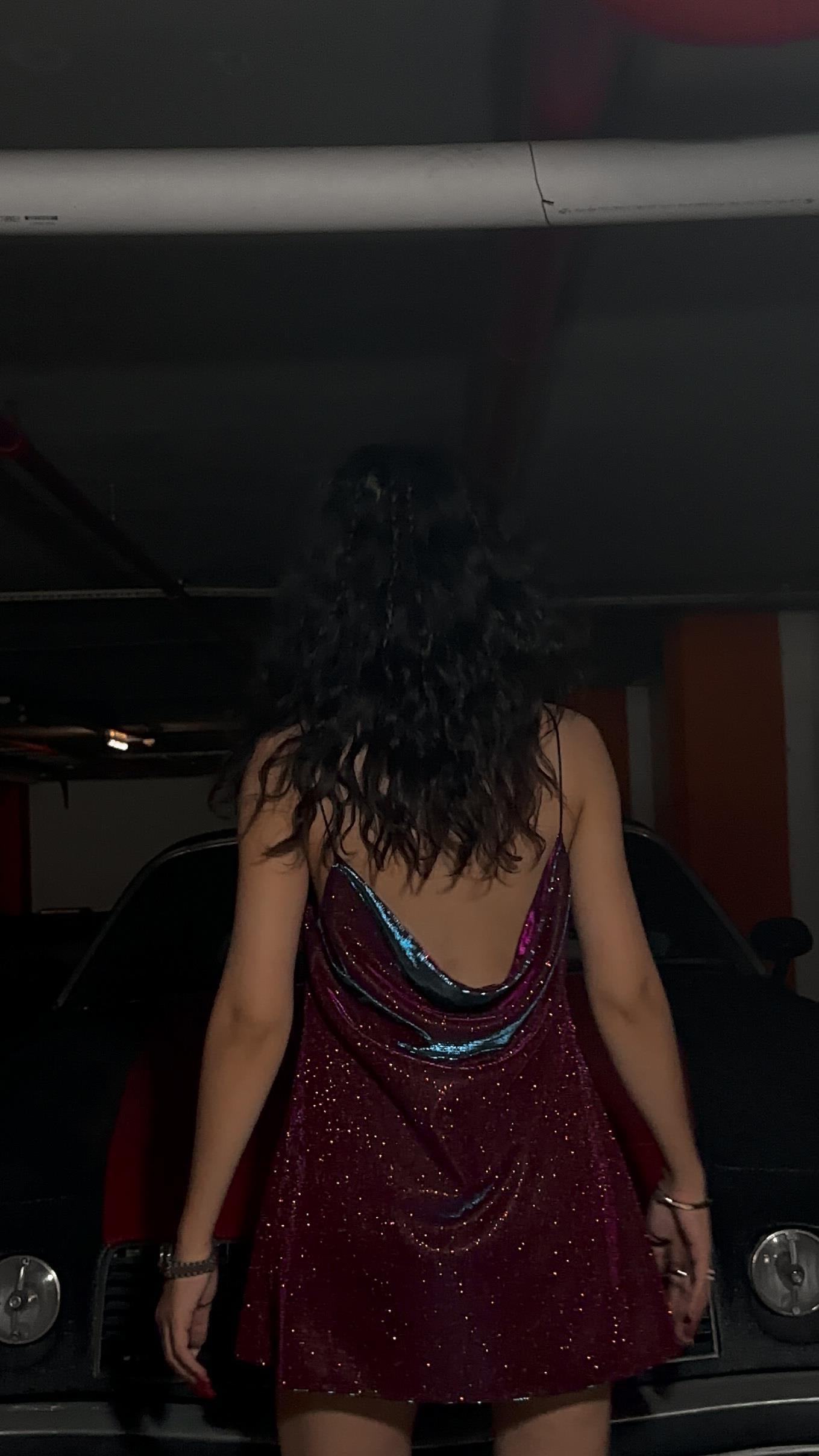 ÖZEL TASARIM LOGOLU KOYU PEMBE MİNİ ASKILI ELBİSE