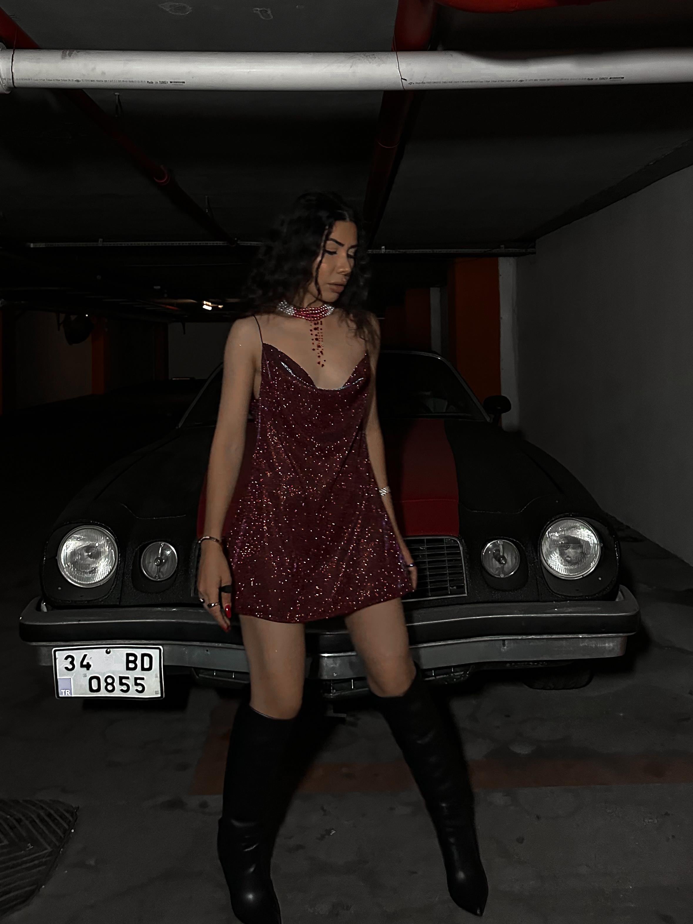 ÖZEL TASARIM LOGOLU KOYU PEMBE MİNİ ASKILI ELBİSE