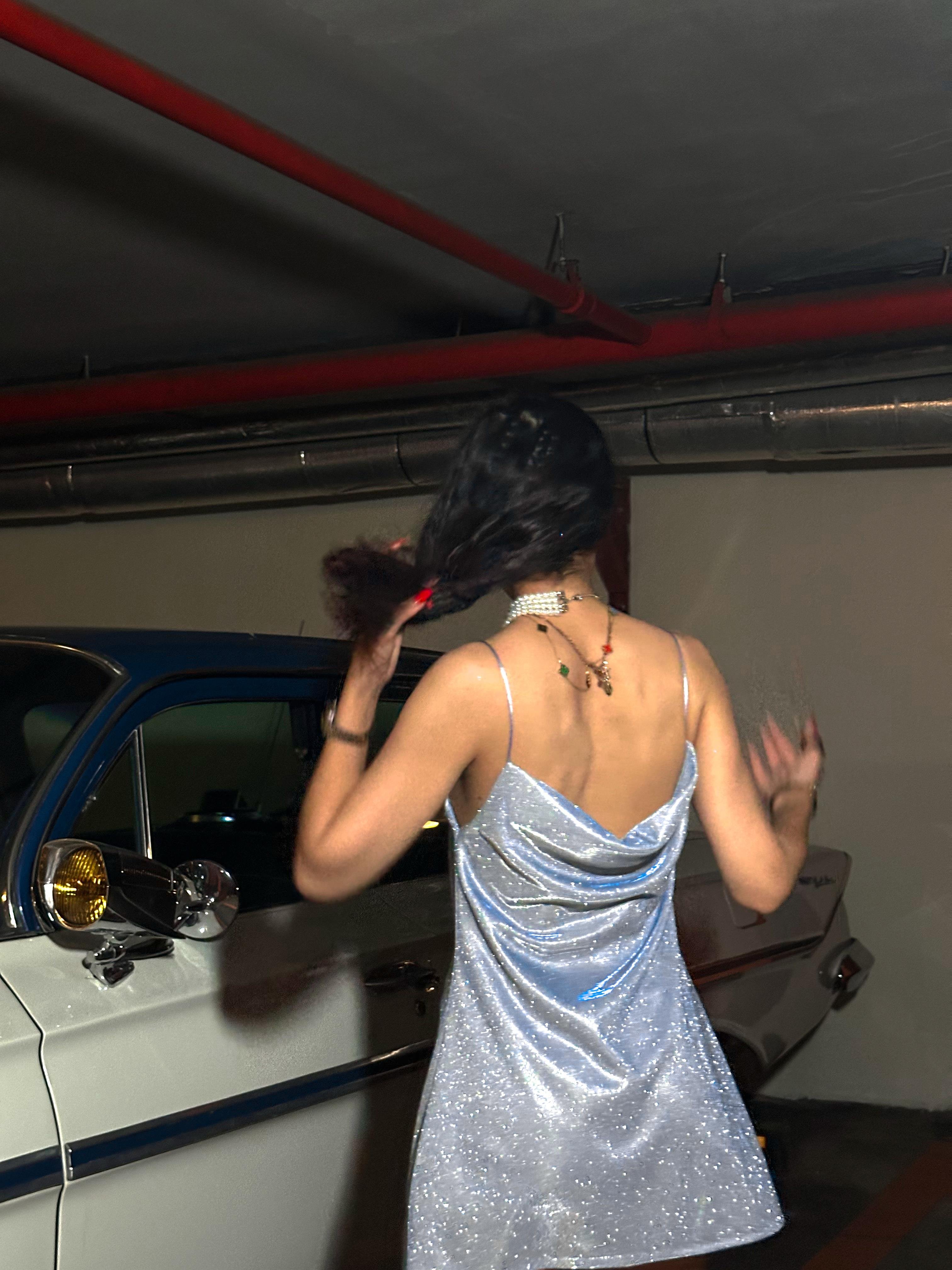 ÖZEL TASARIM LOGOLU KOYU PEMBE MİNİ ASKILI ELBİSE