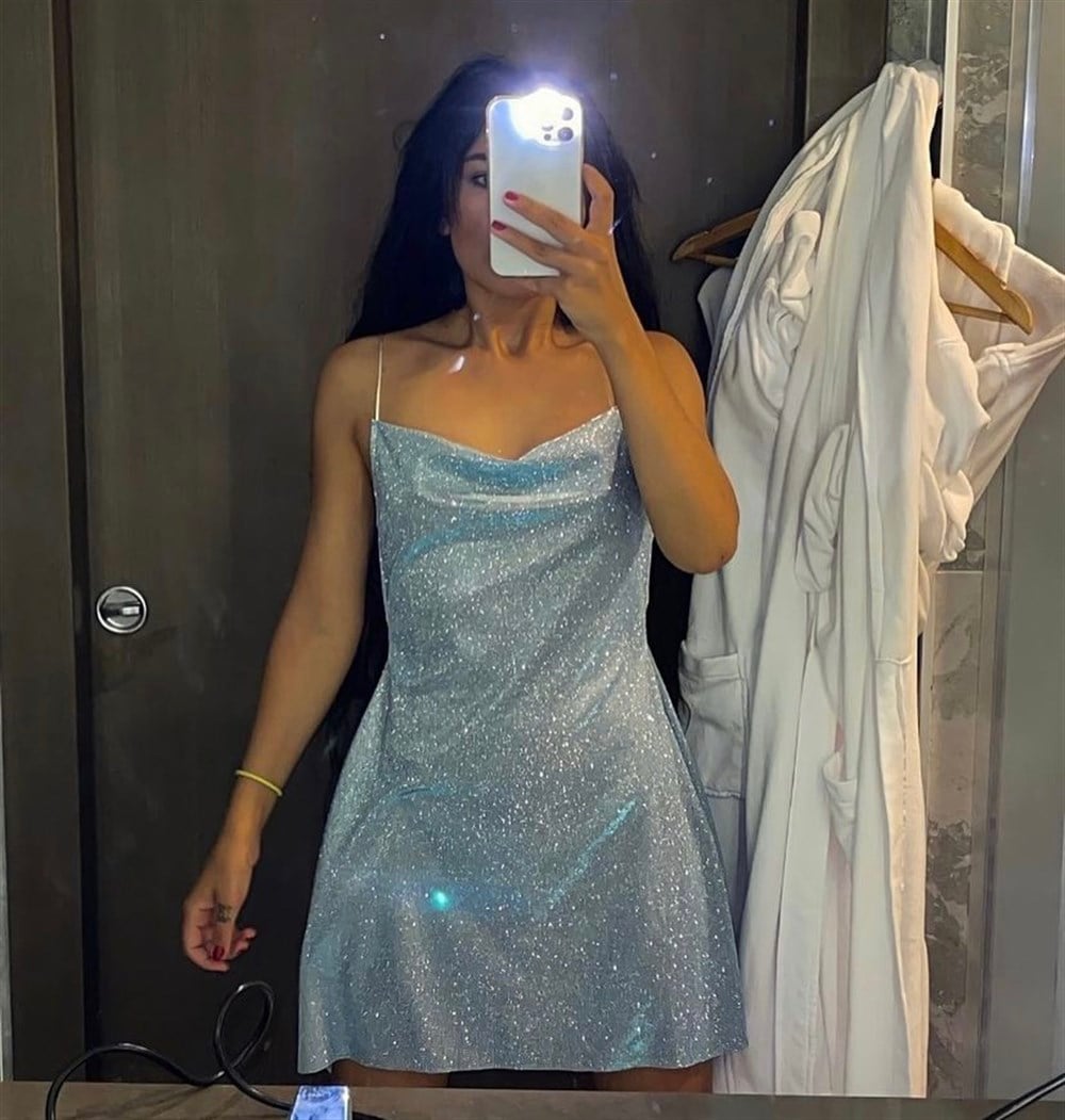 ÖZEL TASARIM LOGOLU KOYU PEMBE MİNİ ASKILI ELBİSE