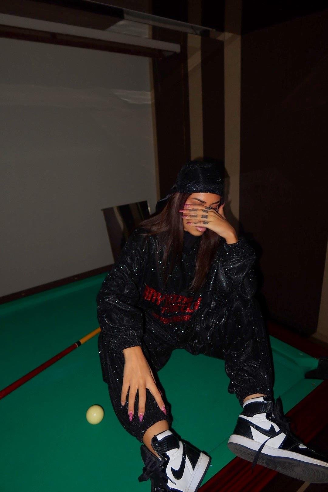 Simli Kırmızı Baskılı Sweatshirt