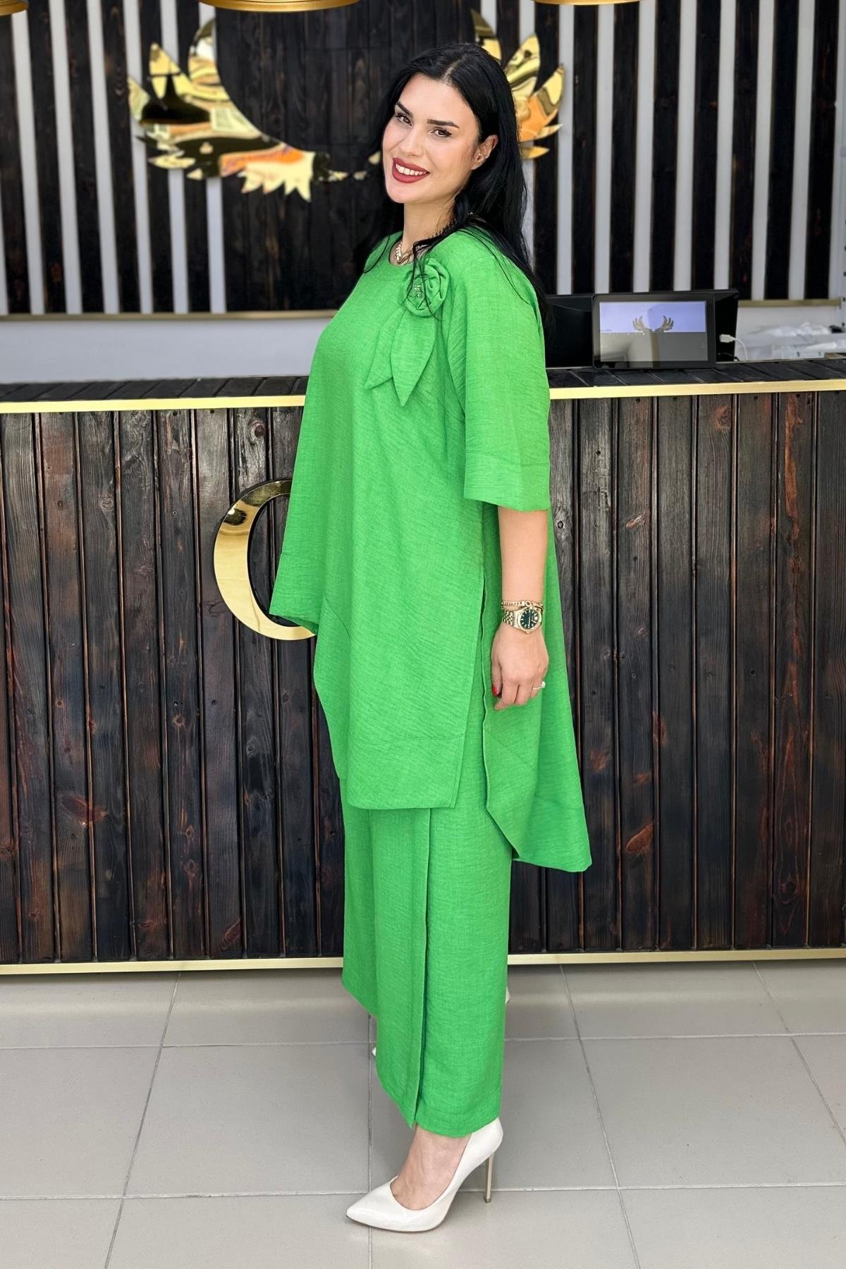 ÇİÇEK BROŞLU ASİMETRİK KETEN TAKIM YEŞİL BÜYÜK BEDEN