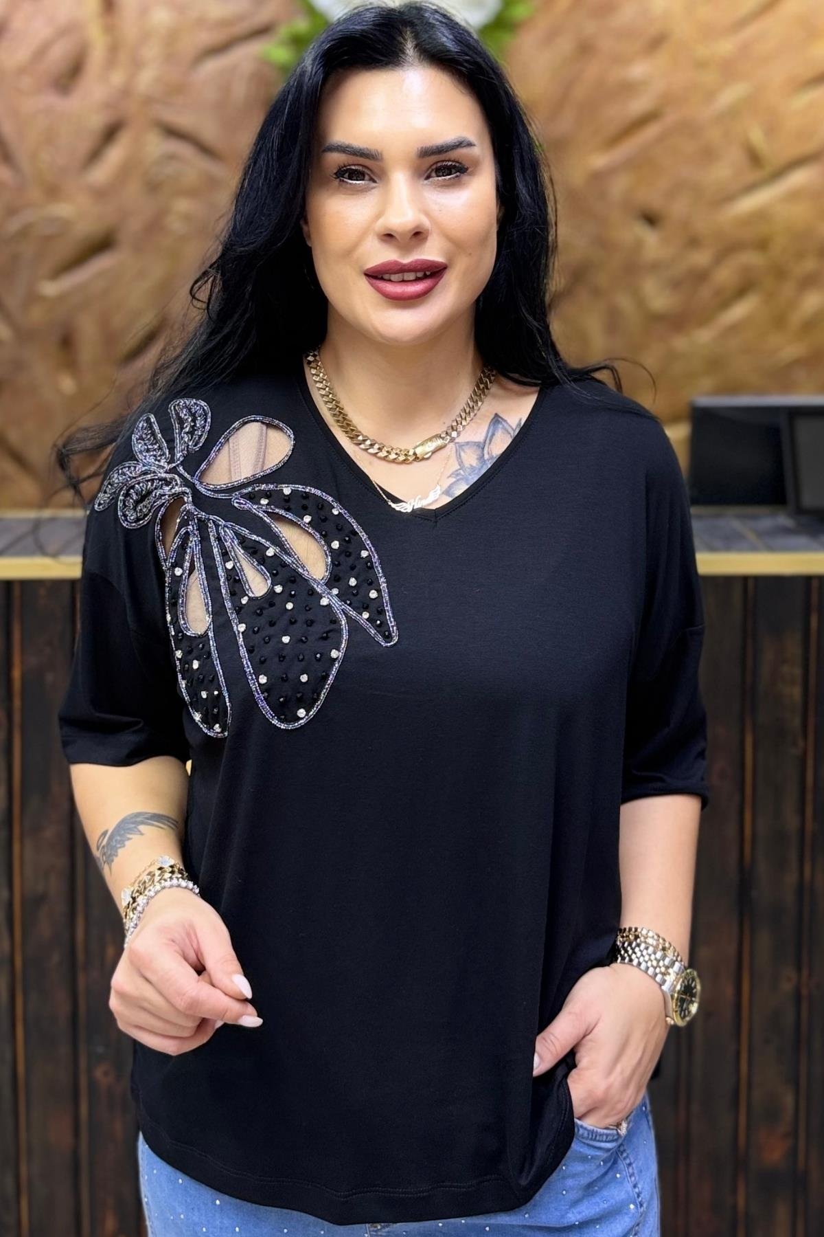 ÇİÇEK DETAYLI TAŞLI BLUZ