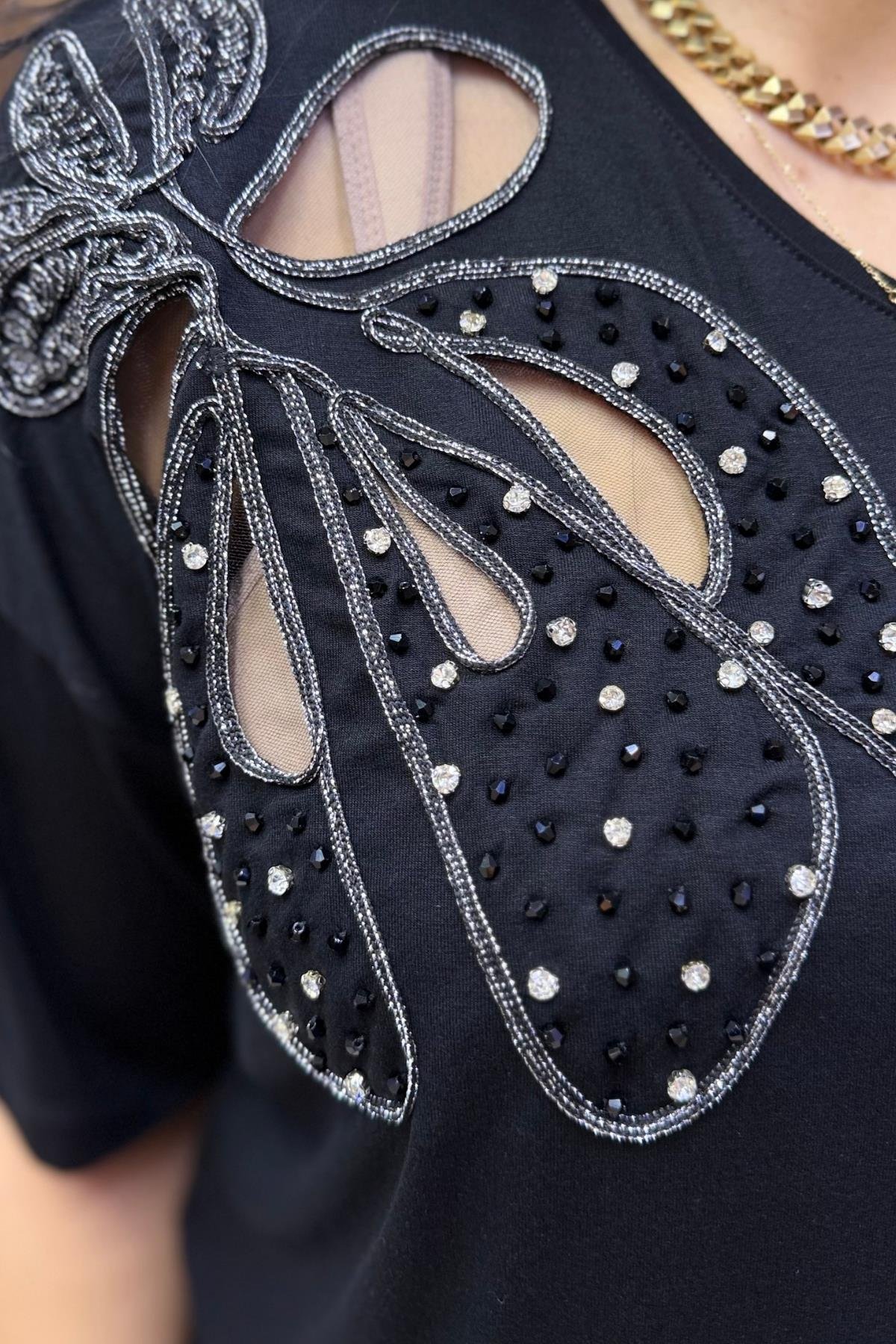 ÇİÇEK DETAYLI TAŞLI BLUZ