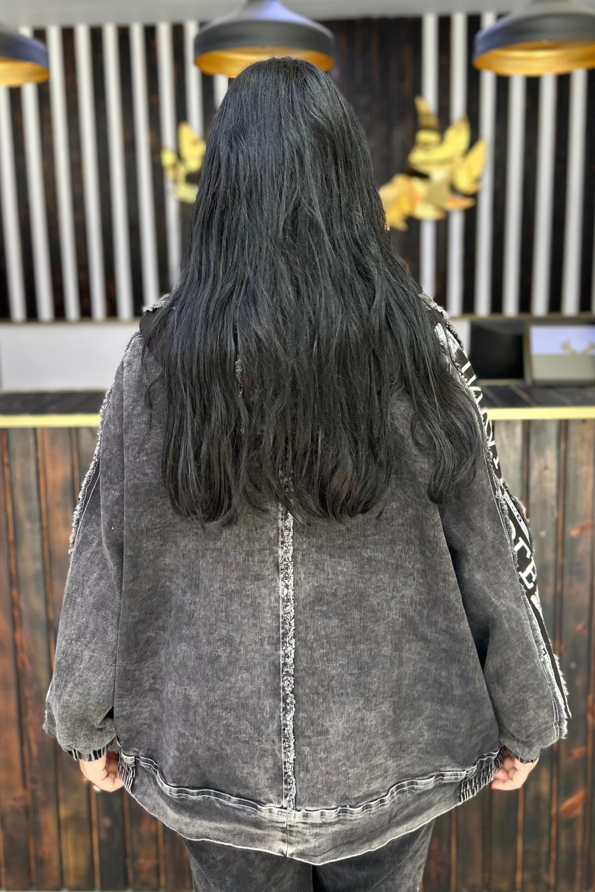 KAPŞONLU YAZI DETAYLI JEAN CEKET  BÜYÜK BEDEN